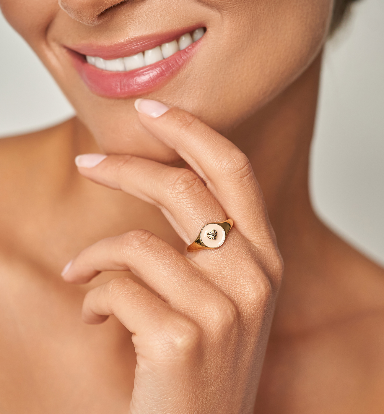 Pierścionek złoty z sercem i różową emalią Lille - By Dziubeka