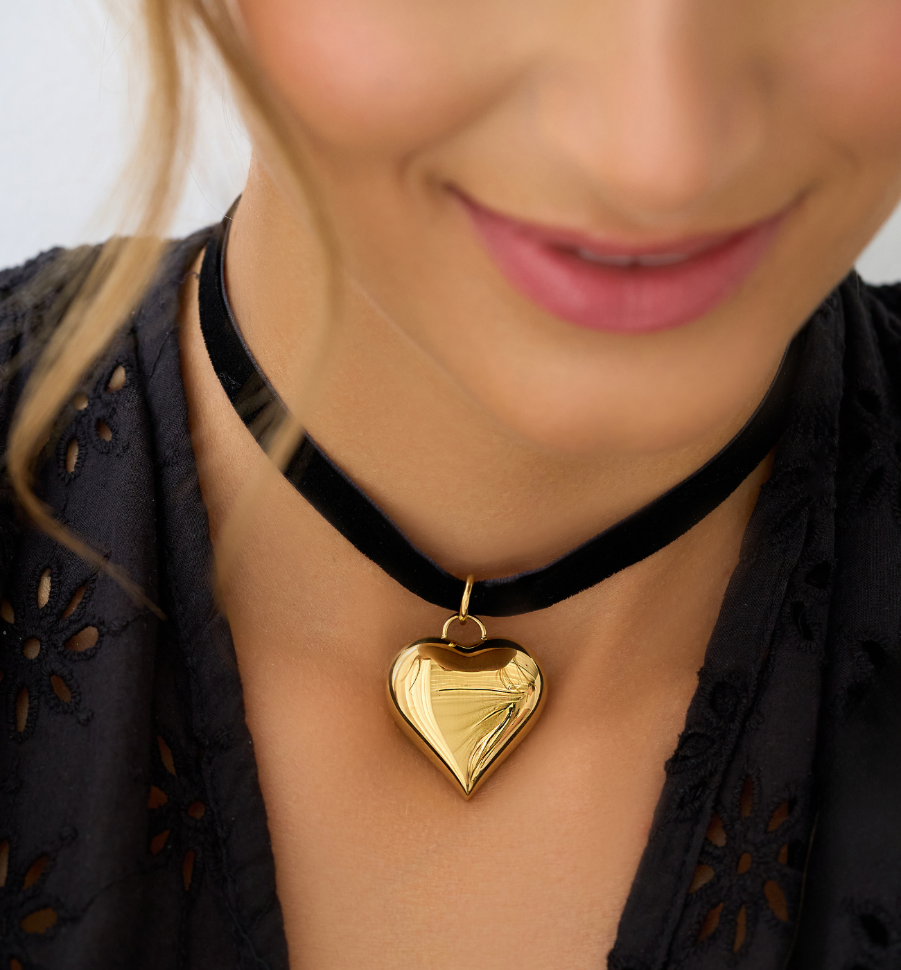 Naszyjnik ze złotym sercem na czarnej tasiemce - By Dziubeka