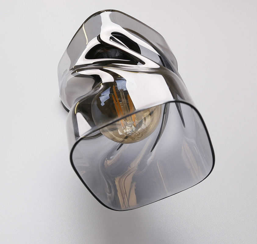 Czarny kinkiet ścienny z kloszem szklanym dymionym do salonu FELIS