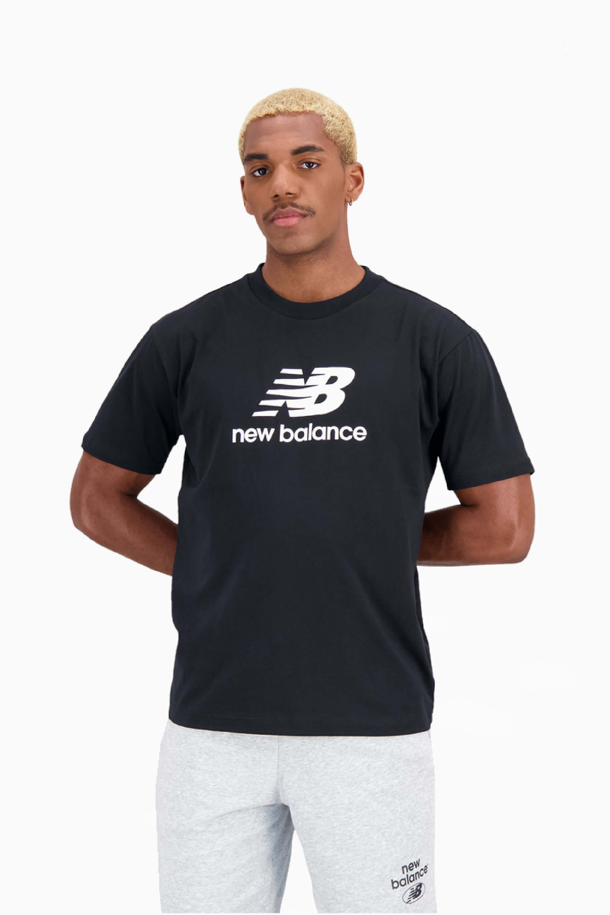Koszulka New Balance Essentials Stacked - Czarny