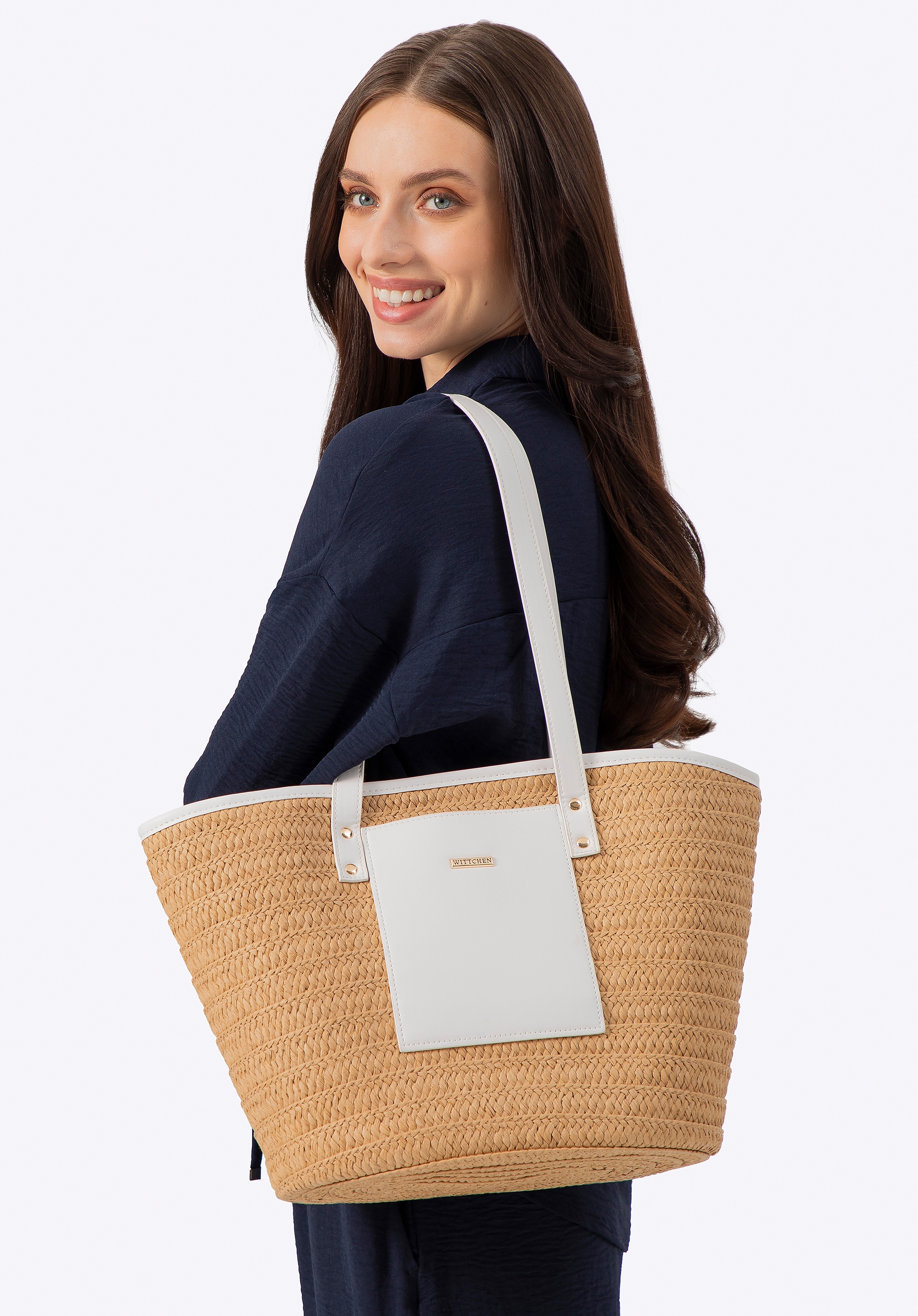 Pleciony koszyk z detalem z ekoskóry beżowo - kremowy