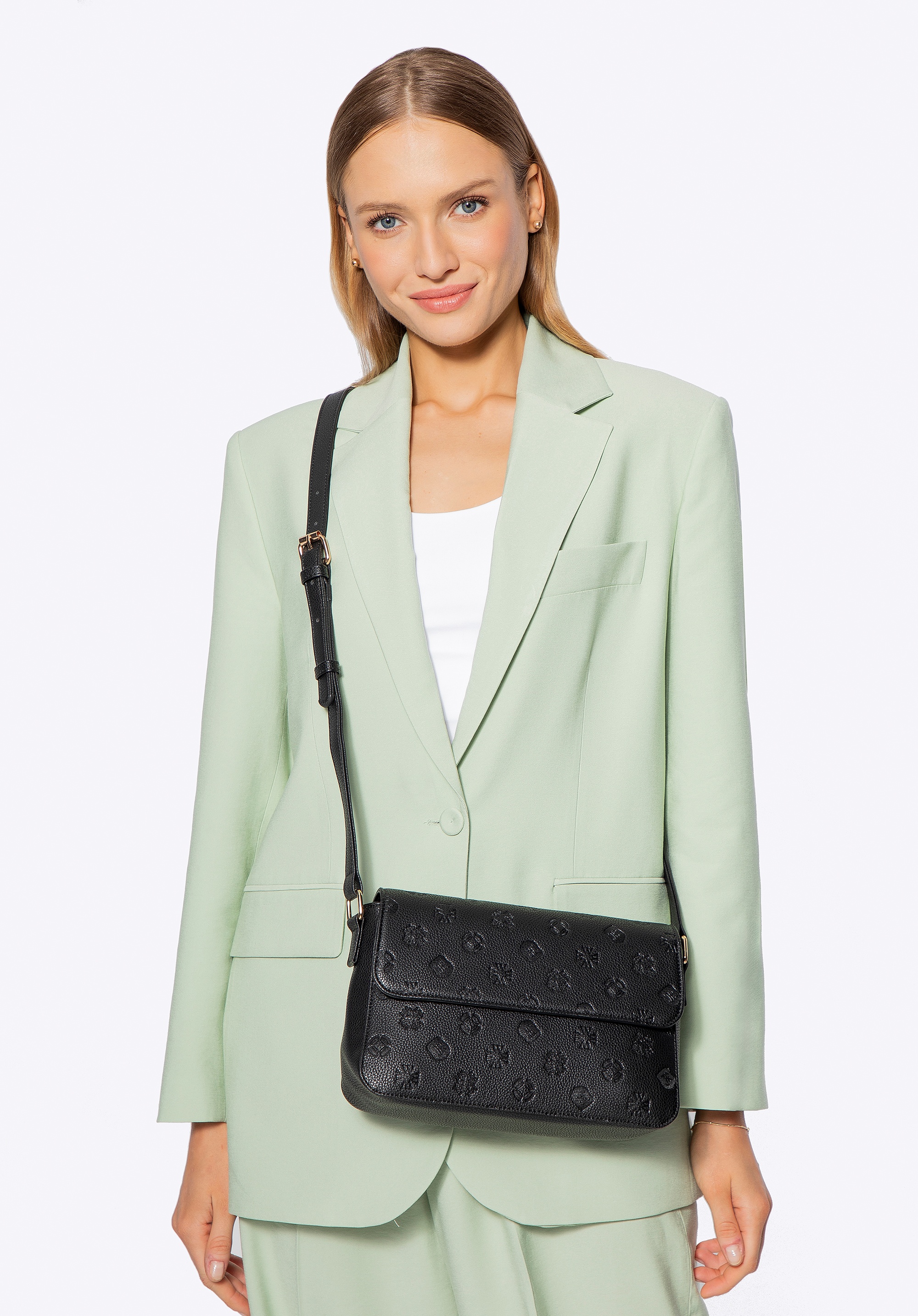 Damska listonoszka z ekoskóry z tłoczoną sygnaturą czarna