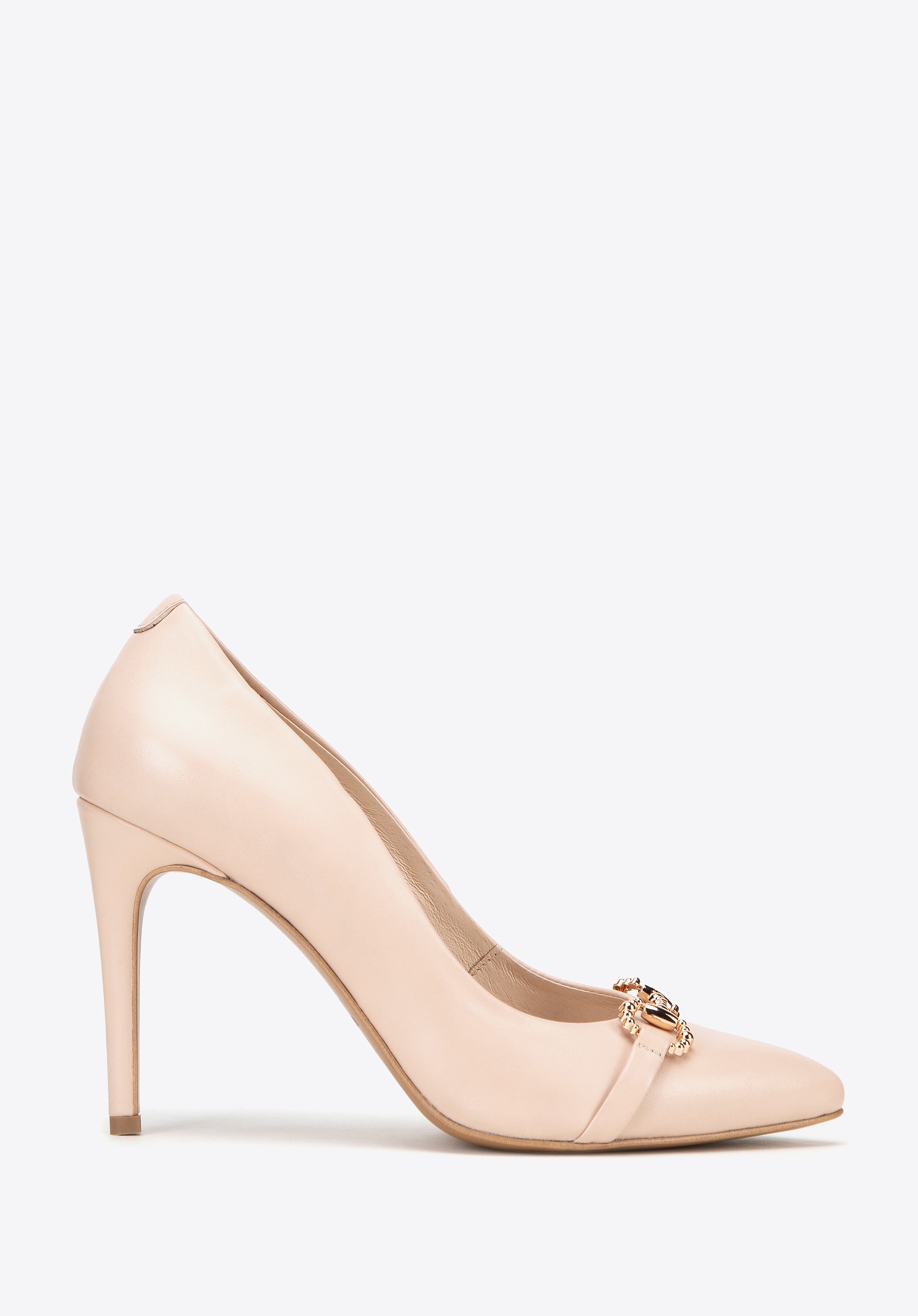 Szpilki ze skóry klasyczne z ozdobnym łańcuszkiem jasny beż