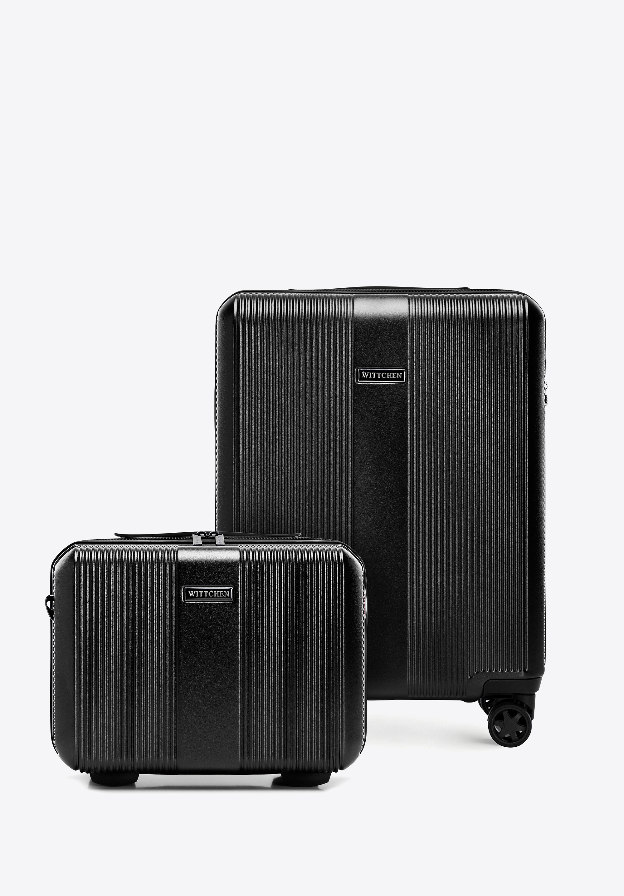 Walizka kabinowa i kosmetyczka z polikarbonu w pionowe tłoczenia czarne