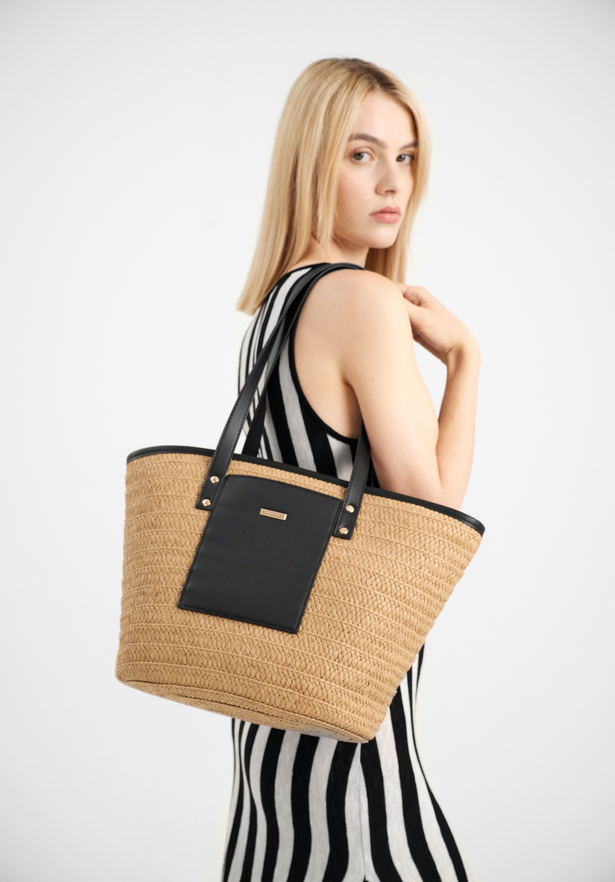 Pleciony koszyk z detalem z ekoskóry beżowo - czarny