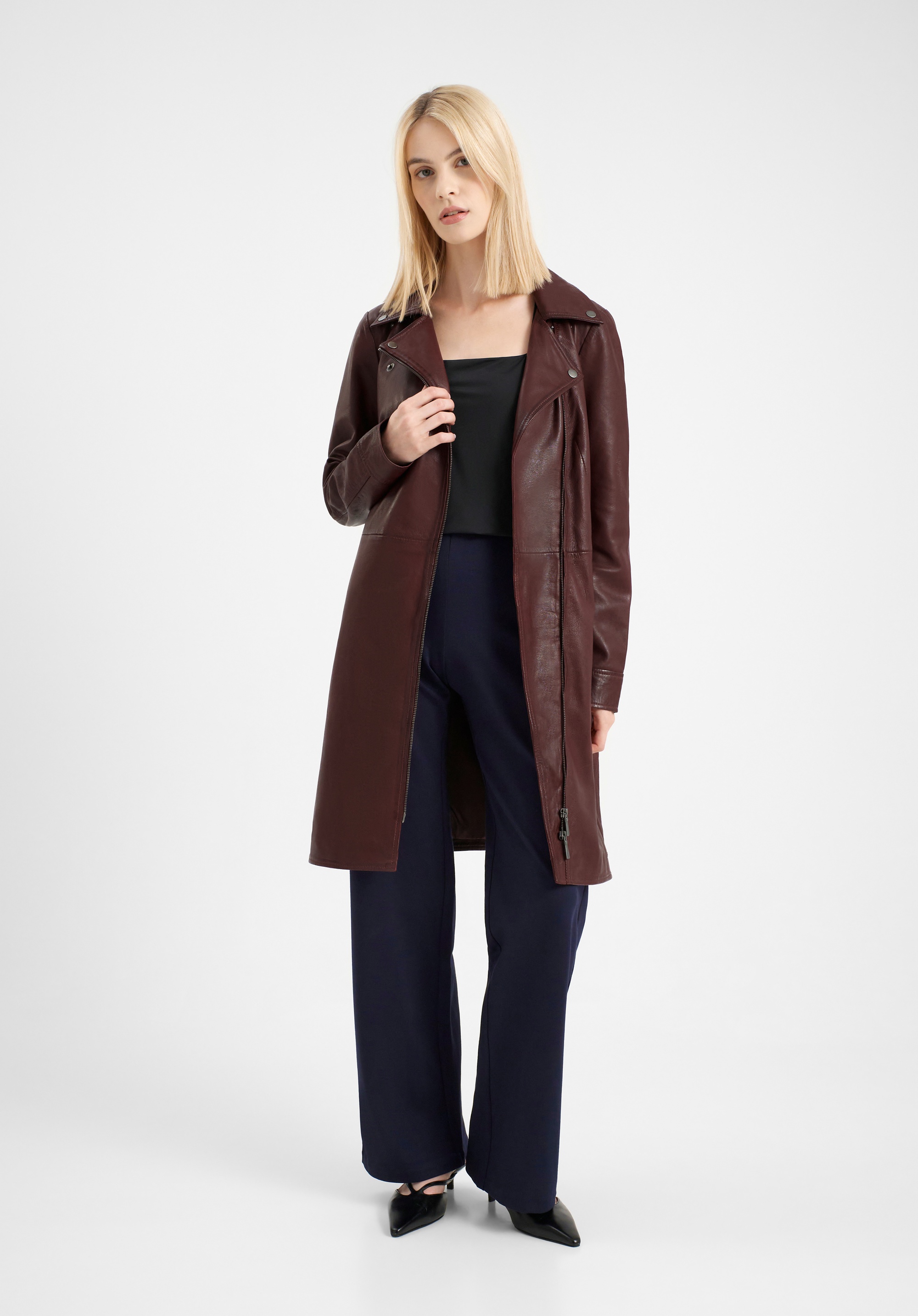 Damski płaszcz ze skóry z paskiem bordowy