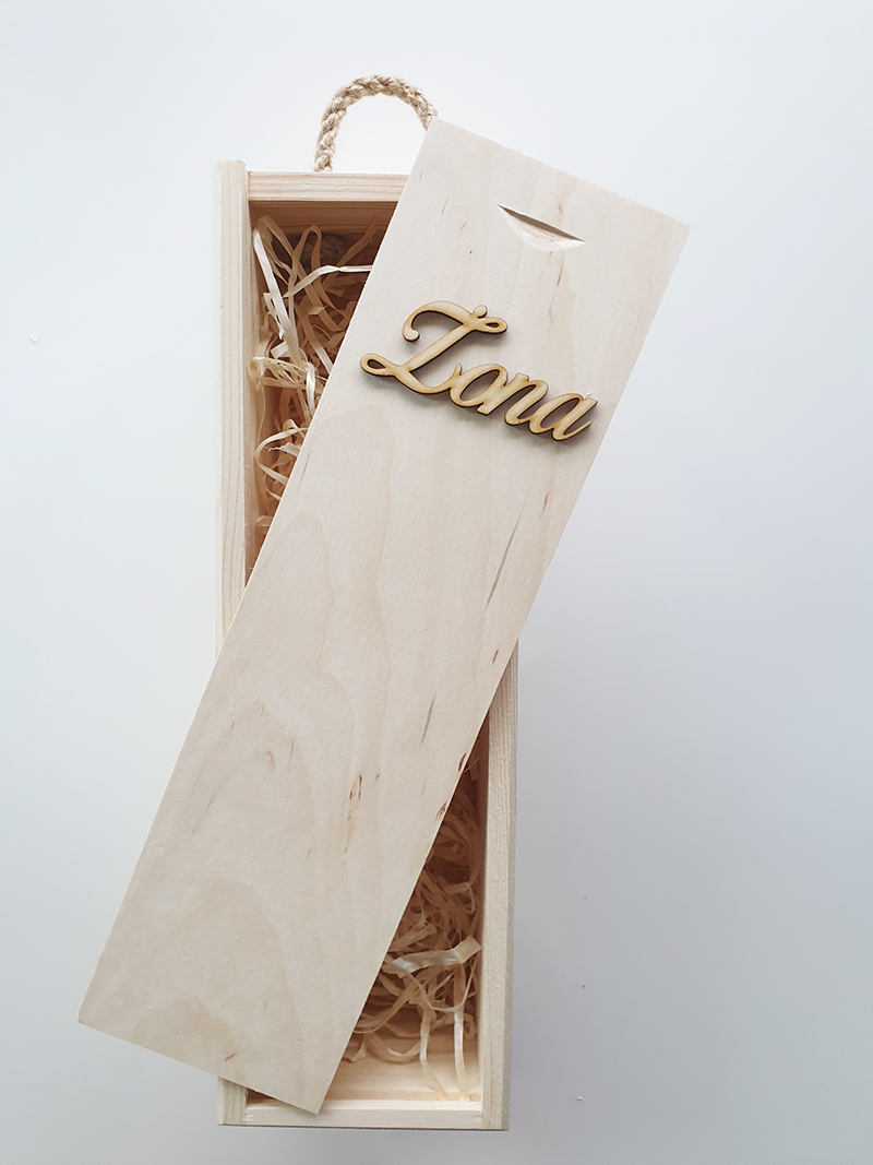 Skrzynka, pudełko drewniane na wino z wełną i napisem Żona