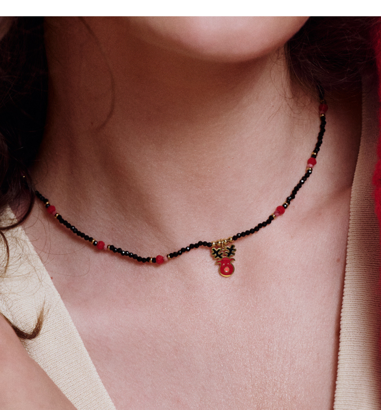 Naszyjnik z czarnych i czerwonych koralików z reniferem - By Dziubeka