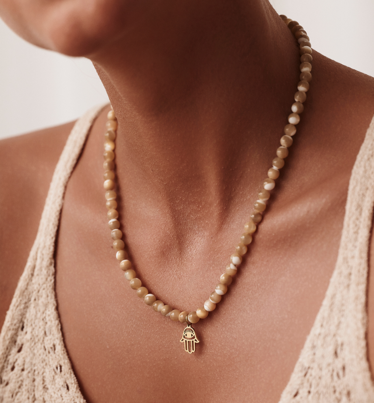 Naszyjnik beżowy z ręką Fatimy NPA1410