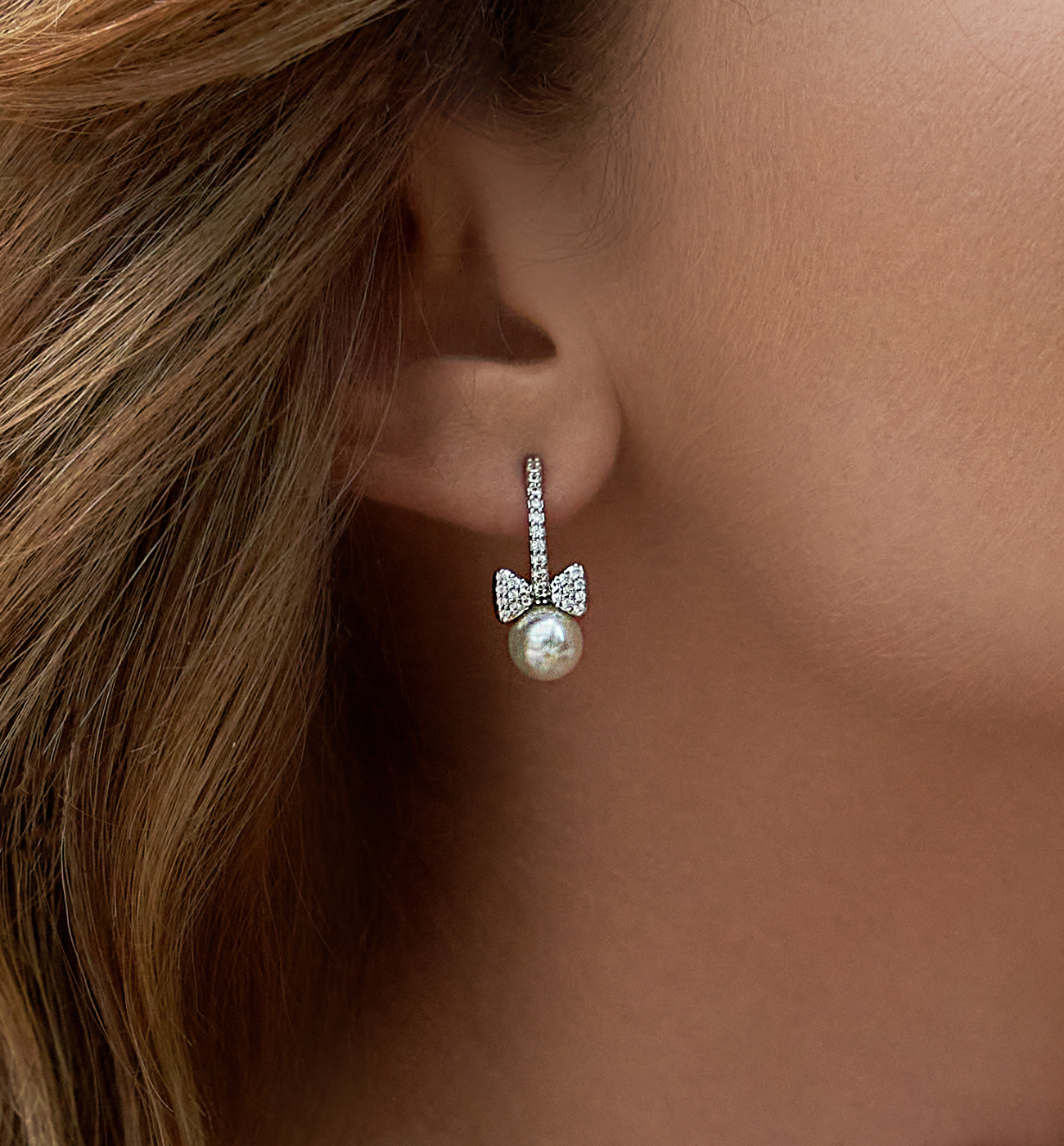 Kolczyki srebrne z perłą i kokardką Mognon KPE0099