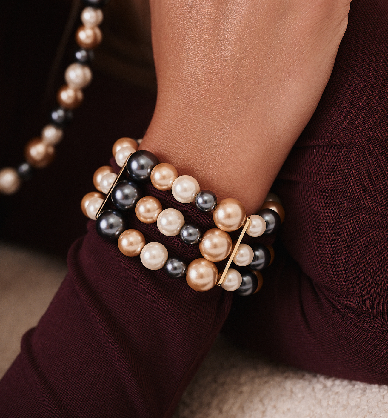 Bransoletka z pereł w odcieniach złota i grafitu BPE0156 - By Dziubeka