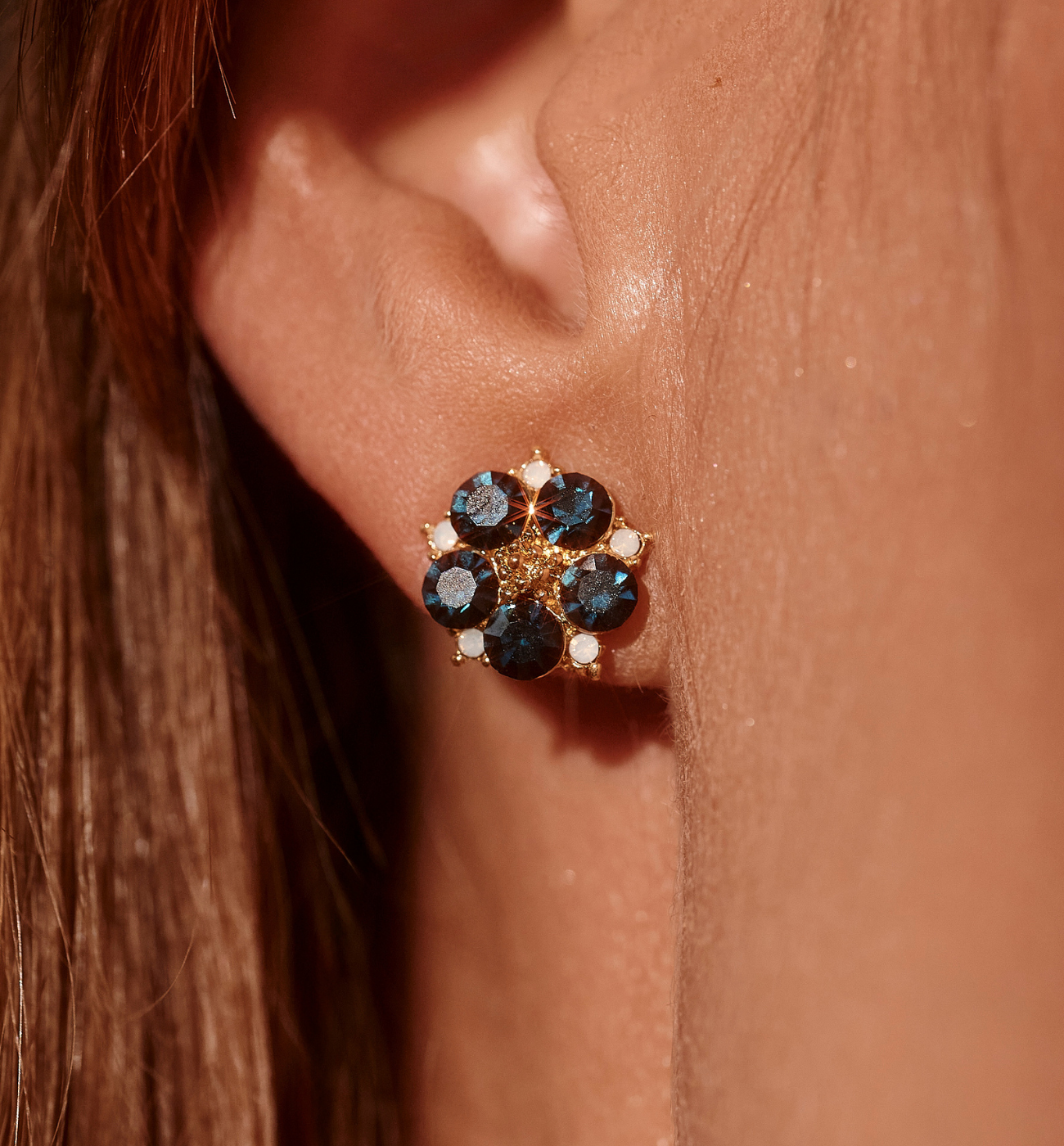 Kolczyki kwiatuszki z granatowymi kryształkami KSS2103