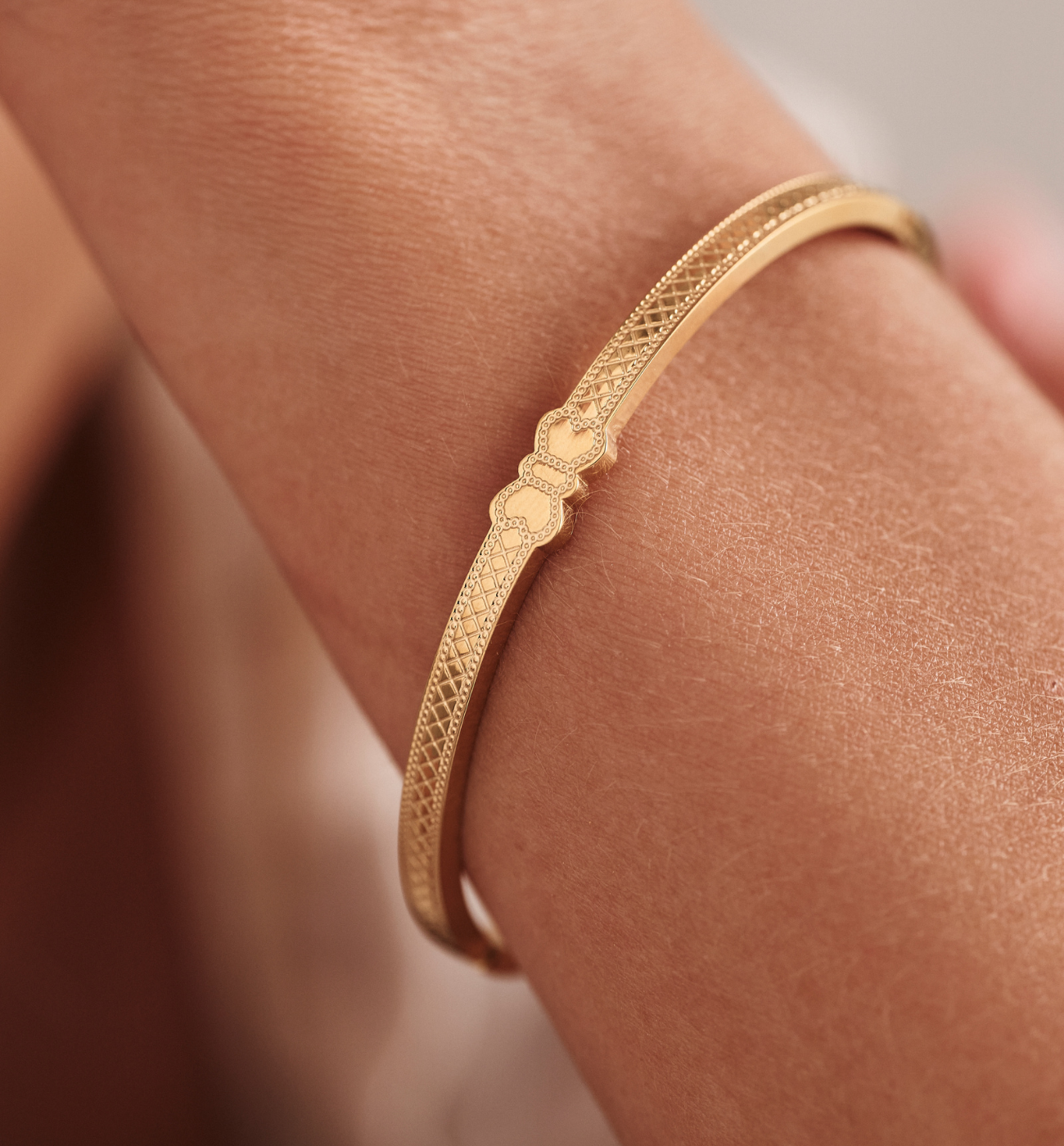 Bransoletka obręcz złota z kokardką BSY0460