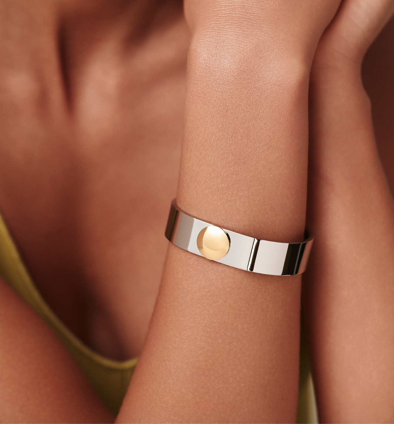 Bransoletka szeroka stalowa z złotym elementem BSA0965