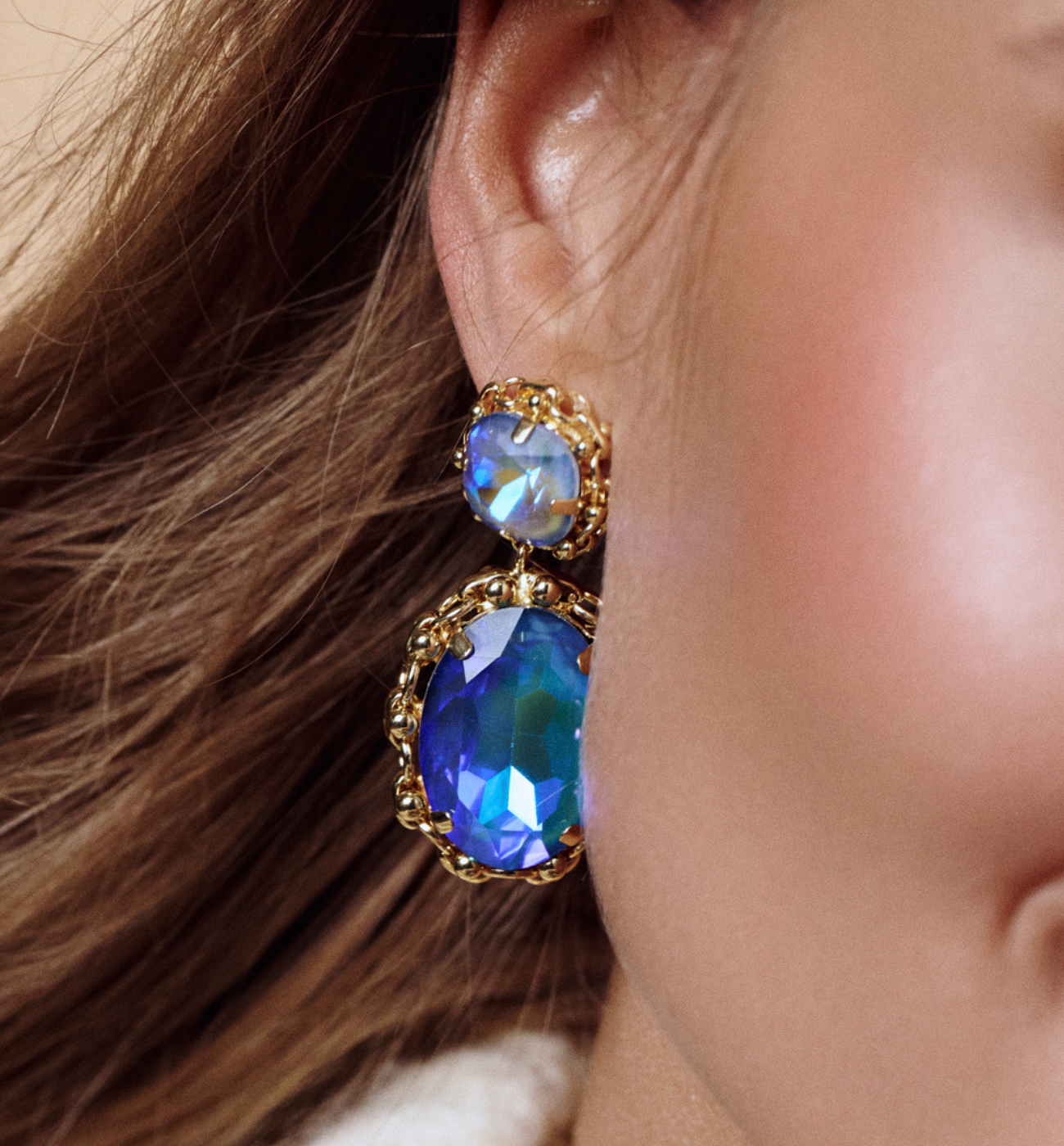 Kolczyki z niebieskimi kryształami w złotej oprawie KGA0050 - By Dziubeka