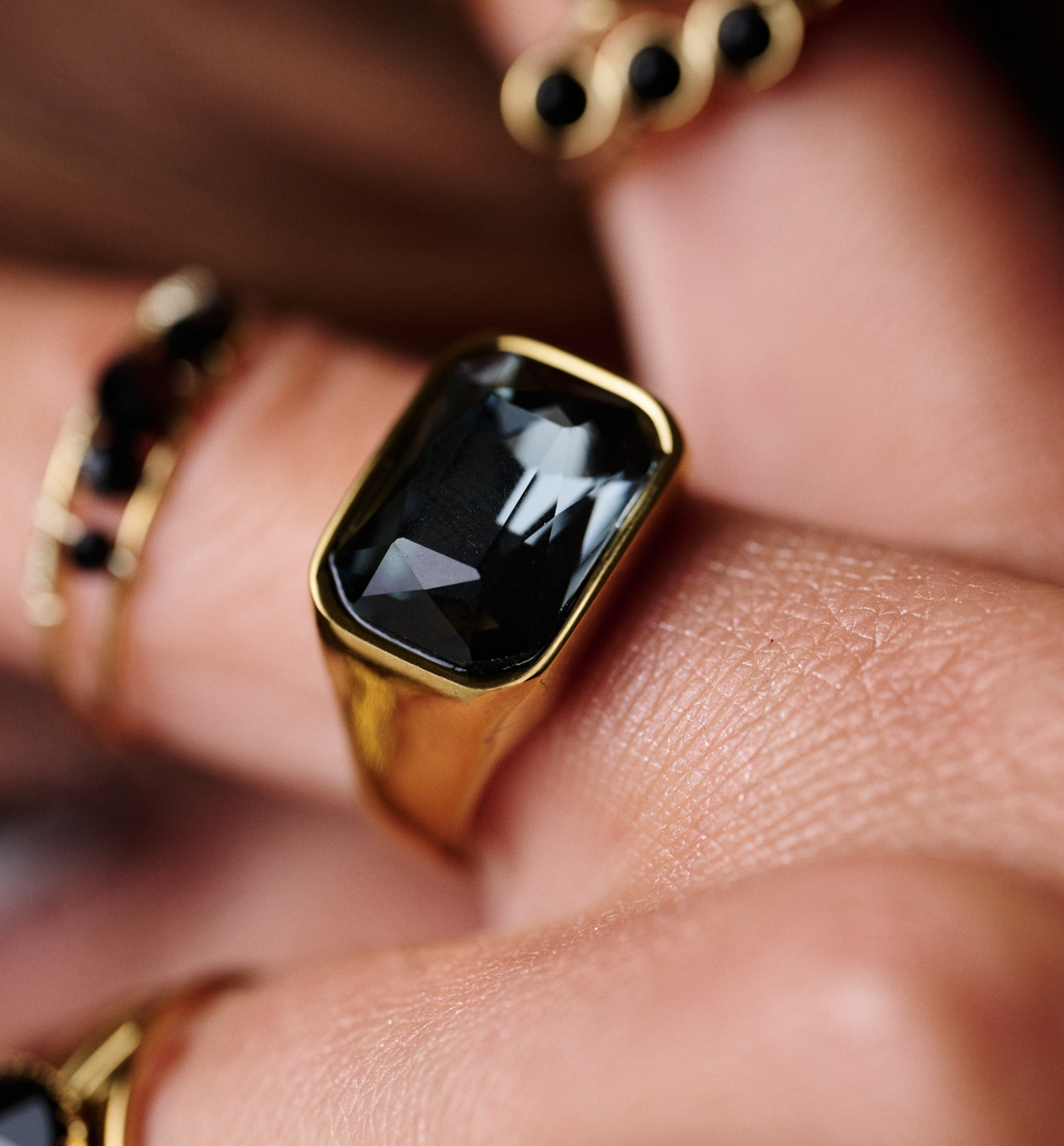 Pierścionek złoty z dużą grafitową cyrkonią w prostokątnej oprawie PSY0228 - By Dziubeka