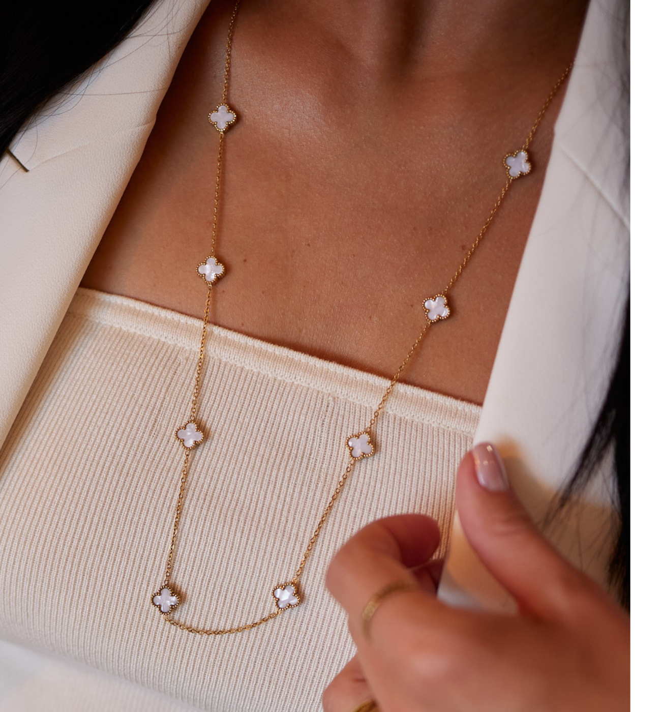 Naszyjnik z białymi koniczynkami długi NSY0301