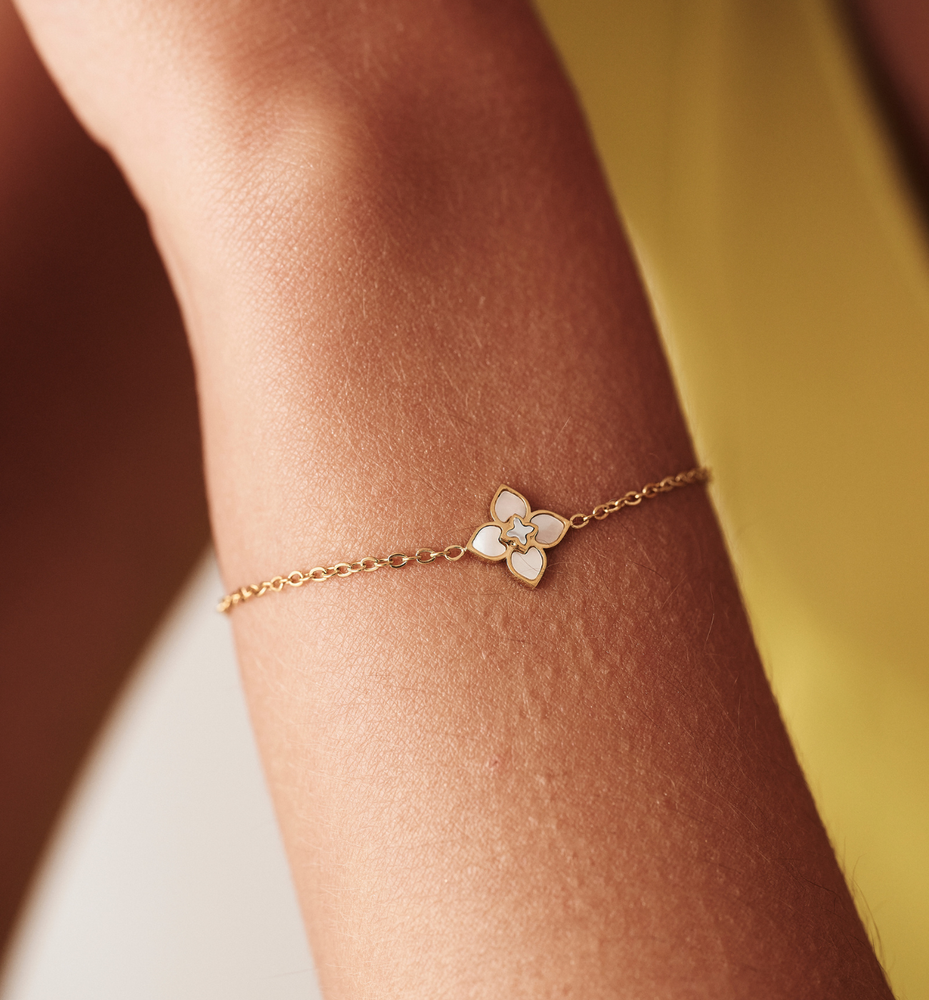 Bransoletka z motywem koniczyny z masy perłowej - By Dziubeka