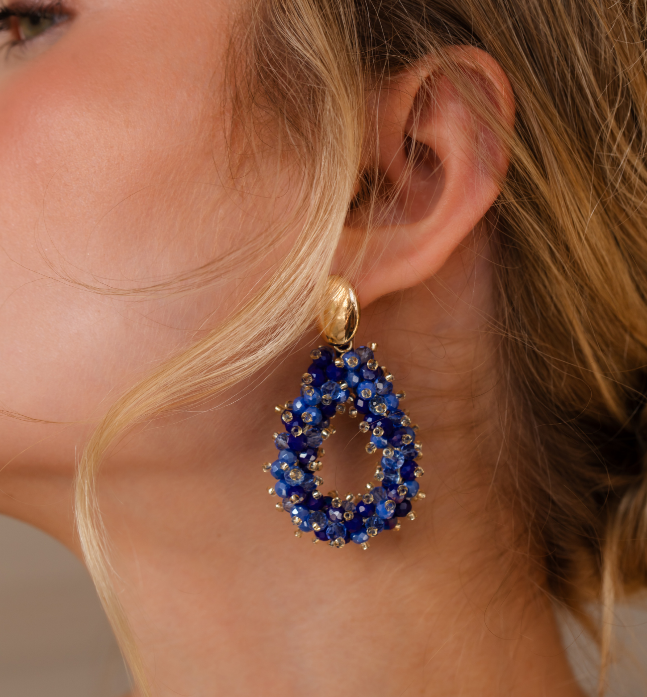 Kolczyki z niebieskimi i granatowymi kryształkami KWE0268 - By Dziubeka