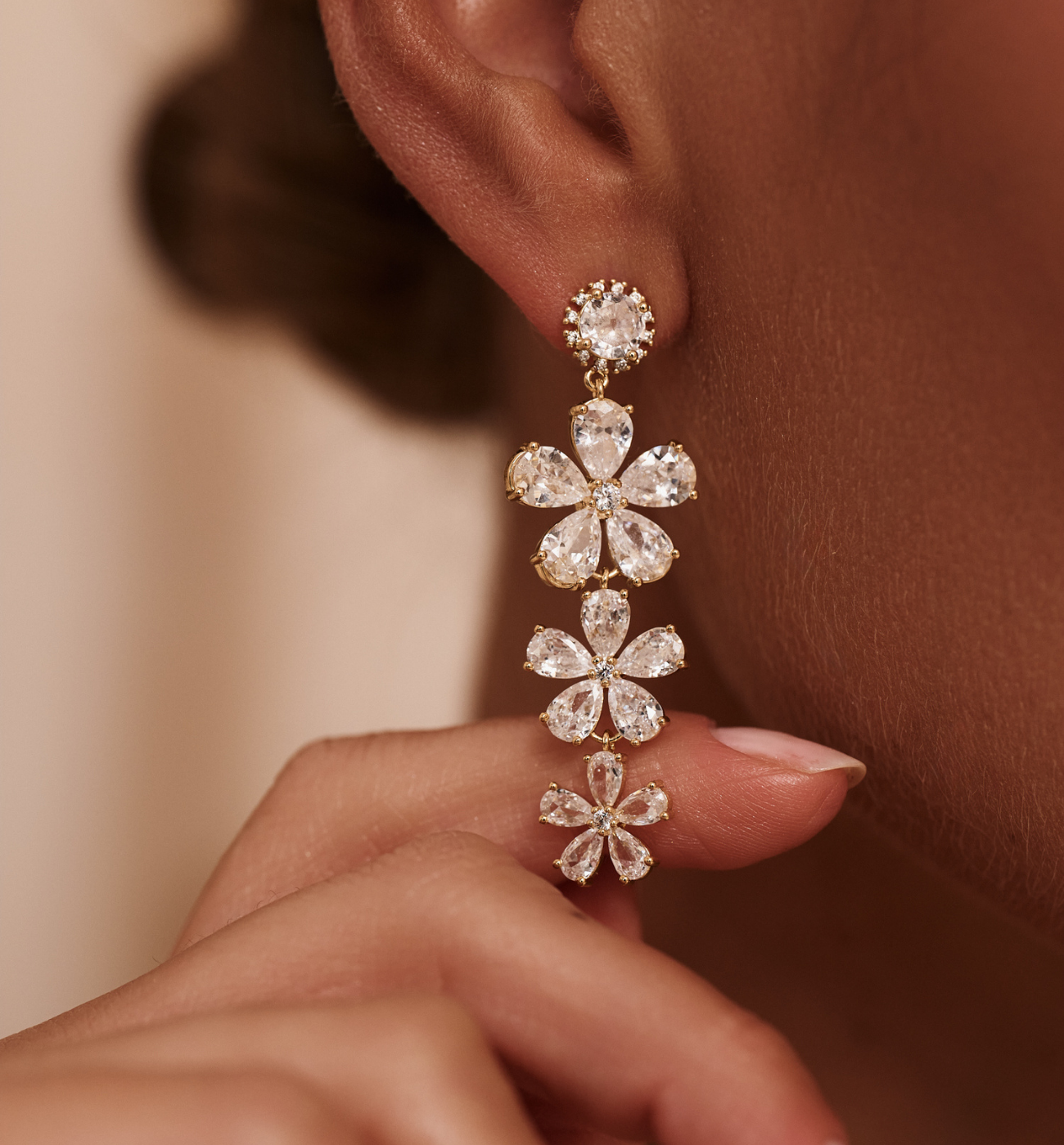 Koczyki długie złote z kryształami w kształcie kwiatów - By Dziubeka