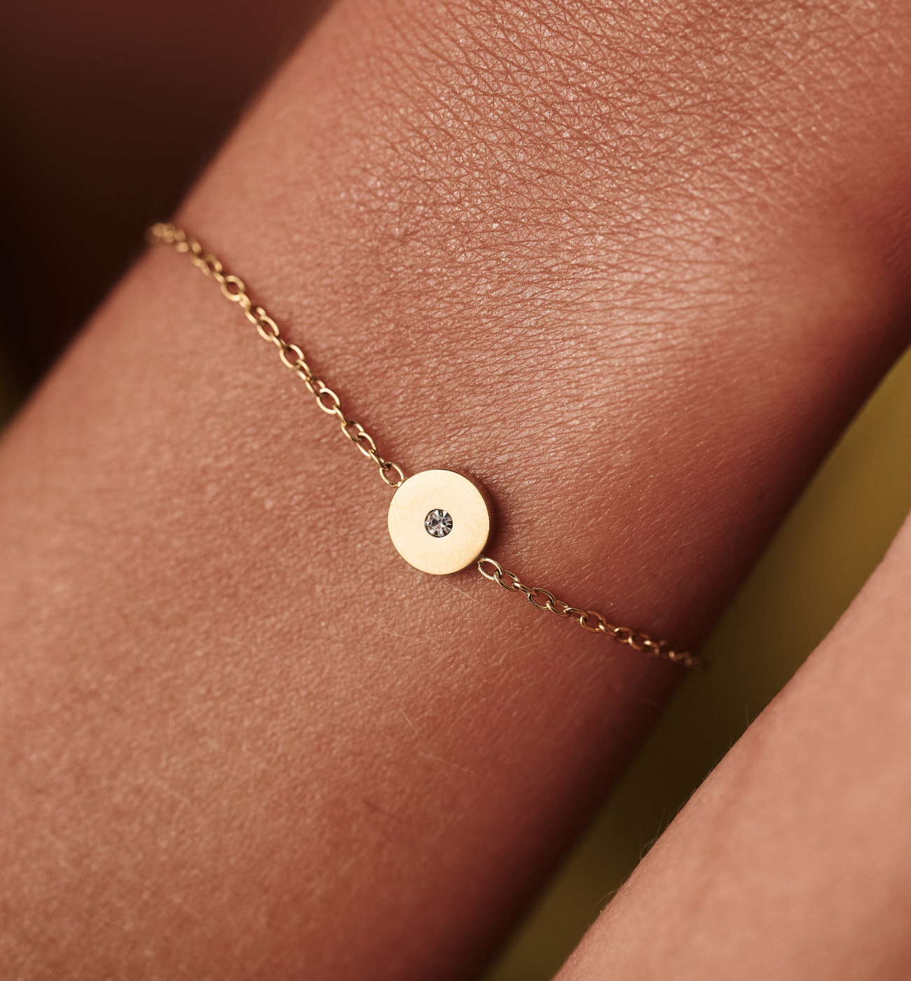 Bransoletka z cyrkonią w okrągłym elemencie złota - By Dziubeka