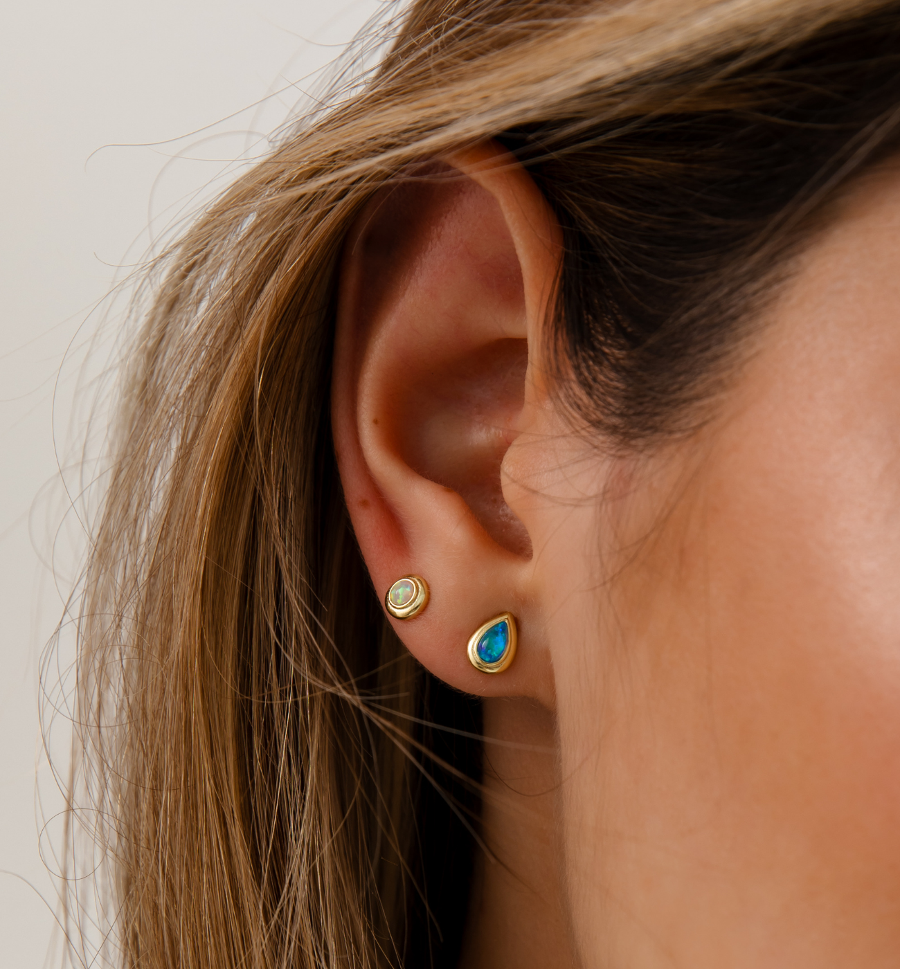 Kolczyki złote z mlecznym opalem KCA0028