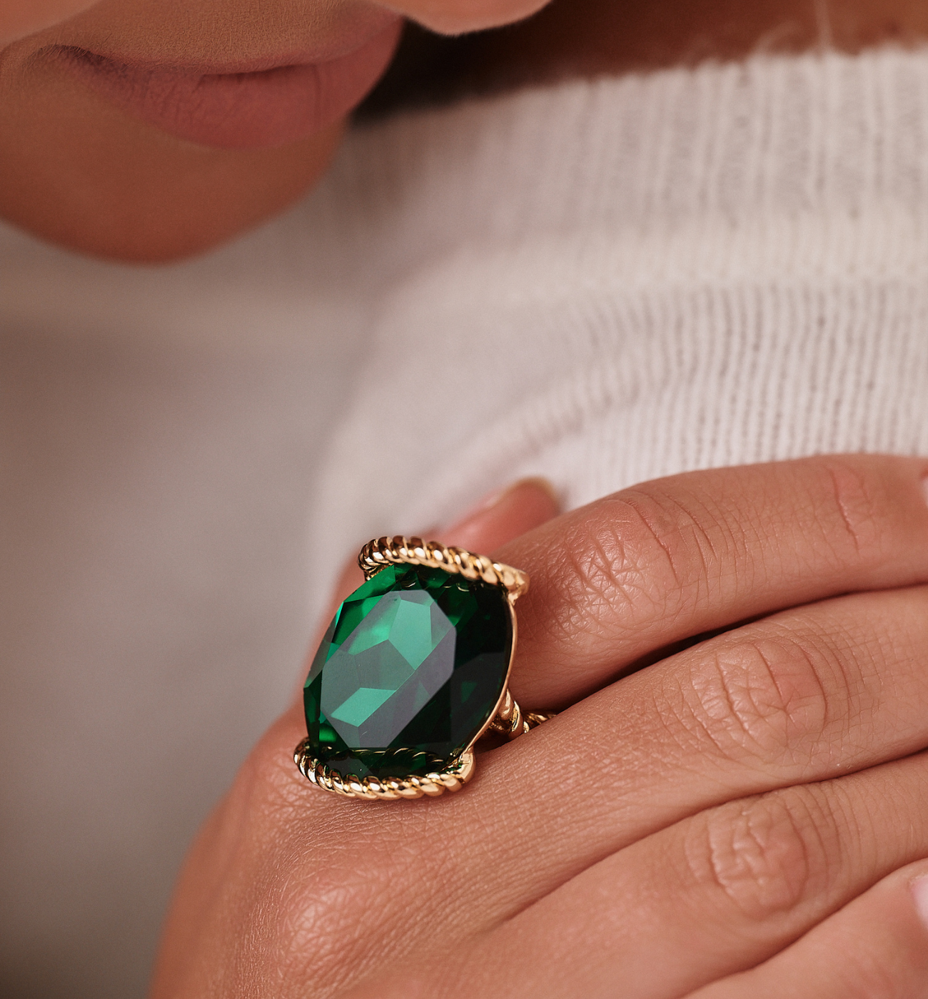 Pierścionek z zielonym kryształem i skręconą obrączką PSS0194 - By Dziubeka
