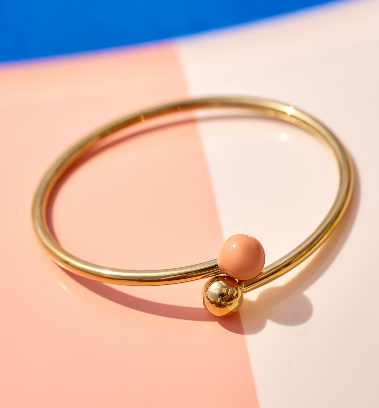 Bransoletka obręcz z emaliowaną kulką Tissia - By Dziubeka