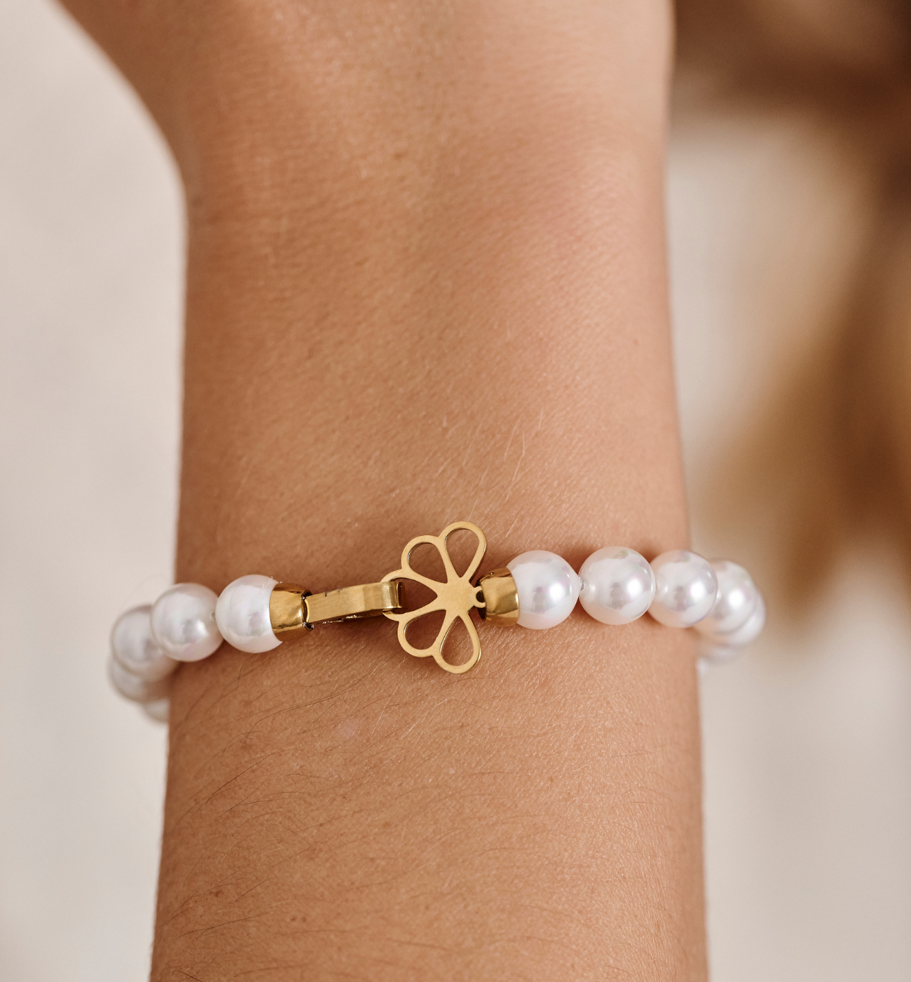 Bransoletka z białymi perłami i ozdobnym zapięciem BPE0148