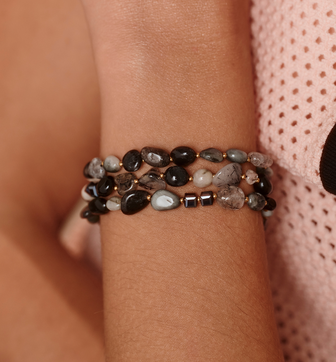 Bransoletka potrójna z czarnymi i szarymi kamieniami - By Dziubeka