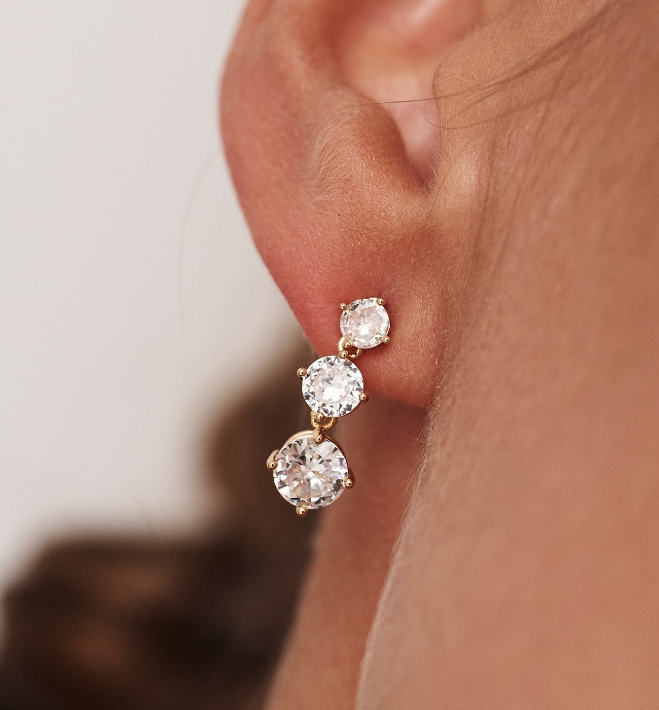 Koczyki z transparentnymi kryształkami złote - By Dziubeka