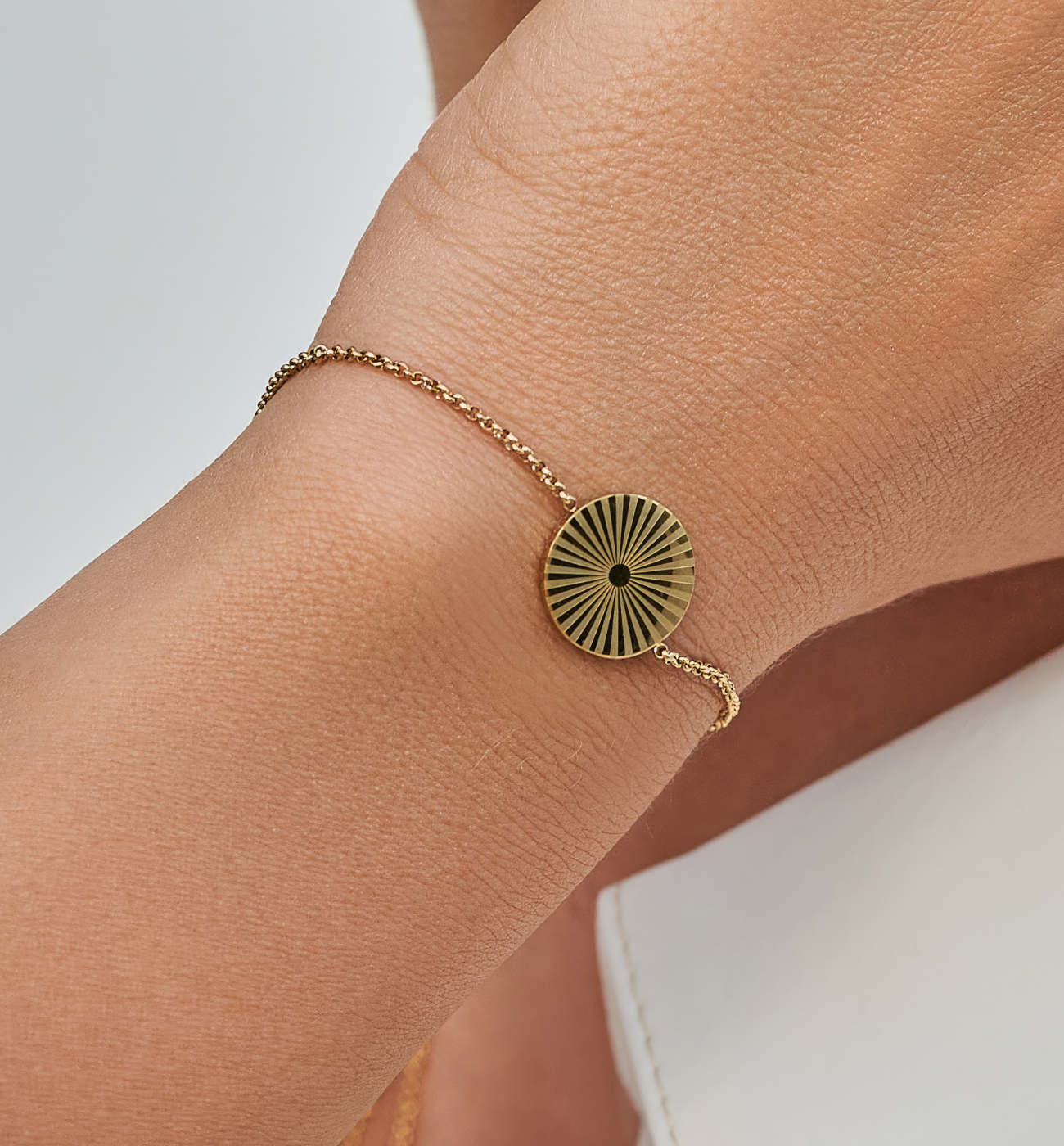 Bransoletka złota z dyskiem Hug - By Dziubeka