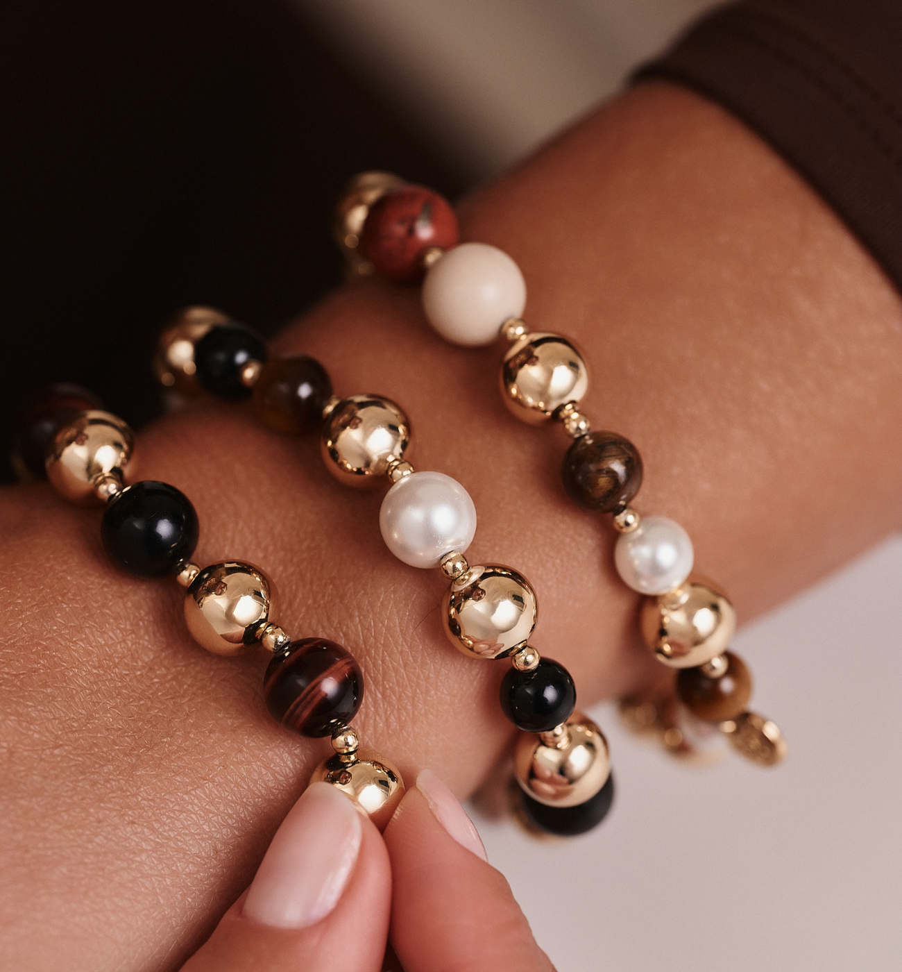 Zestaw trzech bransoletek w odcieniach czerni, złota i brązu - By Dziubeka