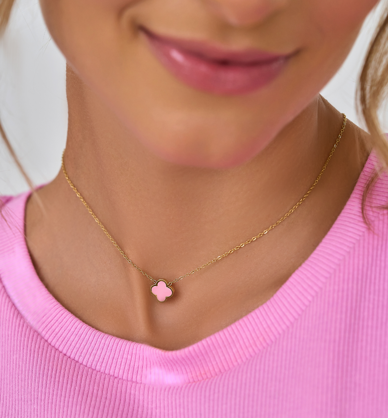 Naszyjnik złoty z koniczynką z różową emalią Heureux - By Dziubeka