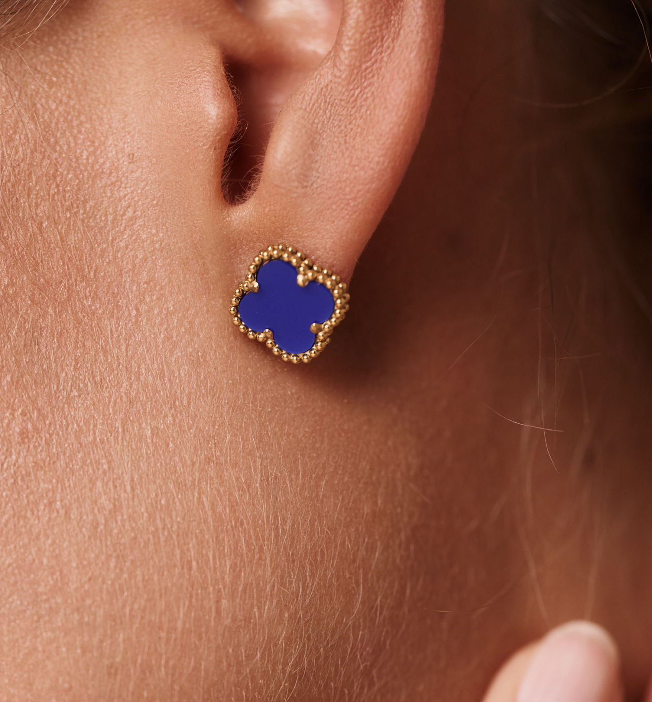 Kolczyki wkrętki z niebieskim motywem czterolistnej koniczyny KSY0578 - By Dziubeka