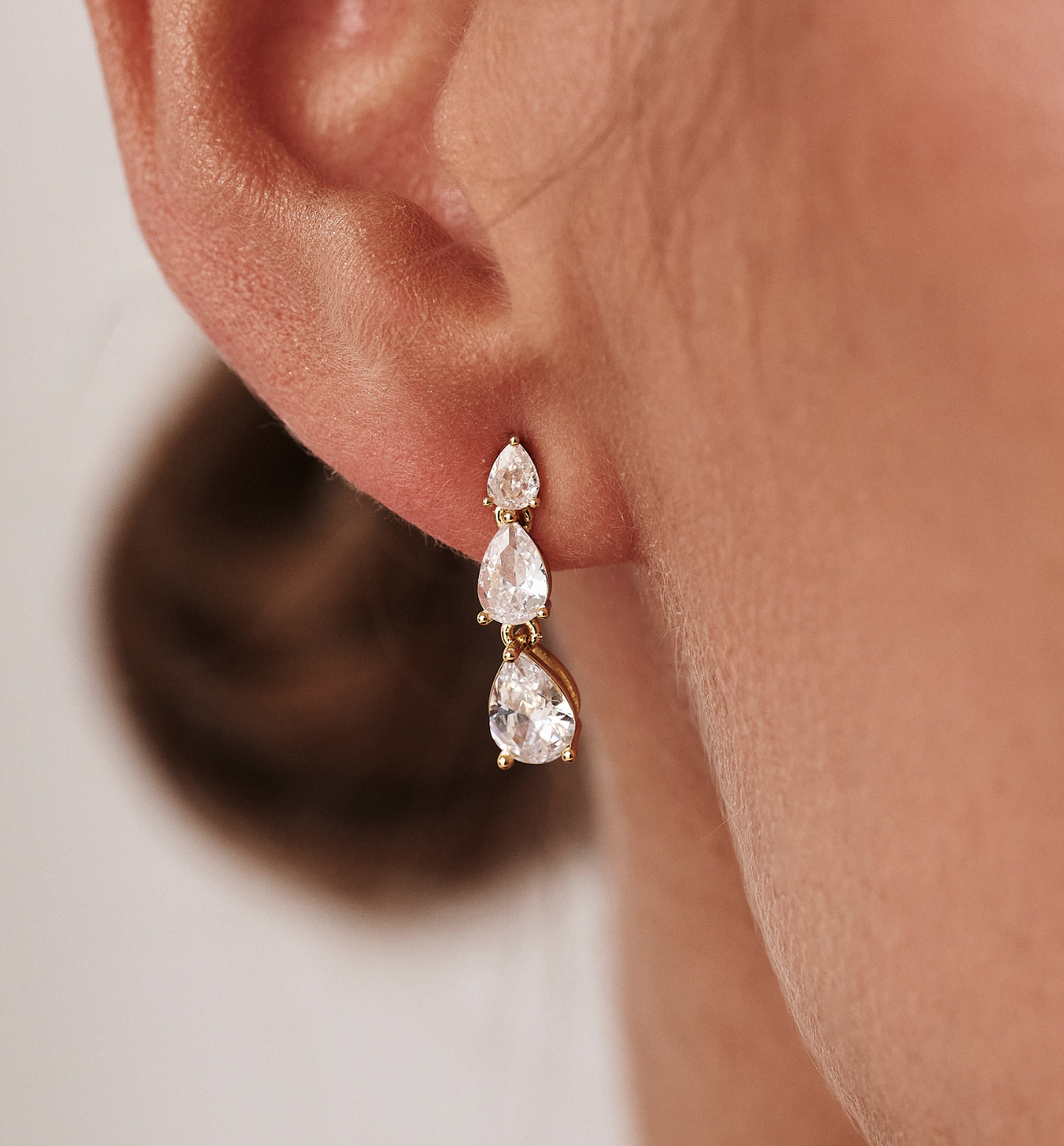 Koczyki z transparentnymi kryształkami złote - By Dziubeka