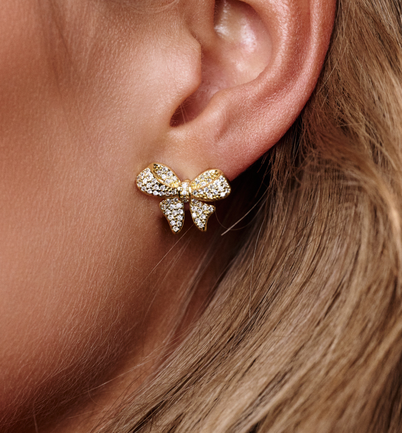 Kolczyki w kształcie kokardy wysadzane cyrkoniami - By Dziubeka