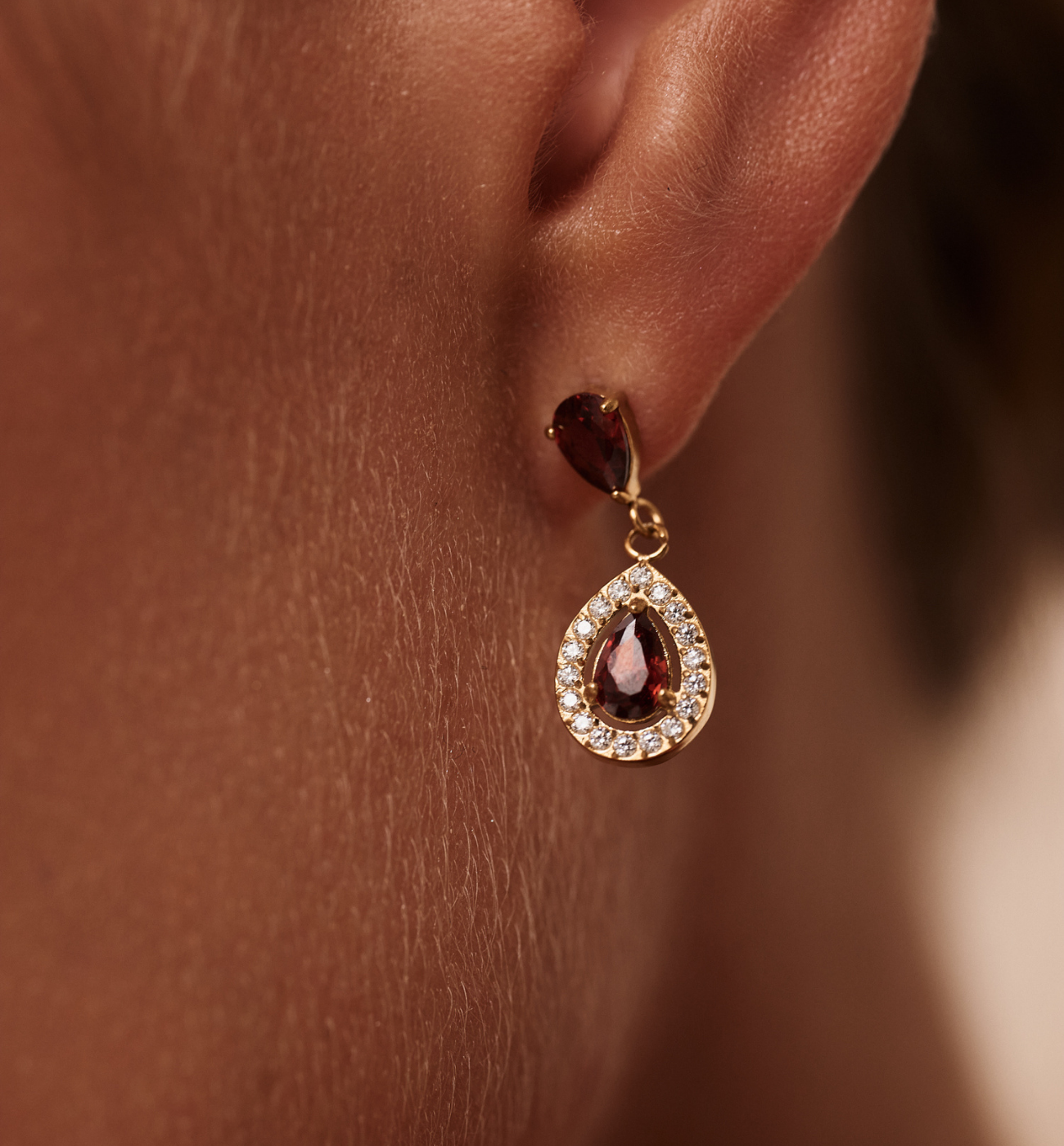 Kolczyki złote z czerwonym kryształem w kształcie kropli - By Dziubeka