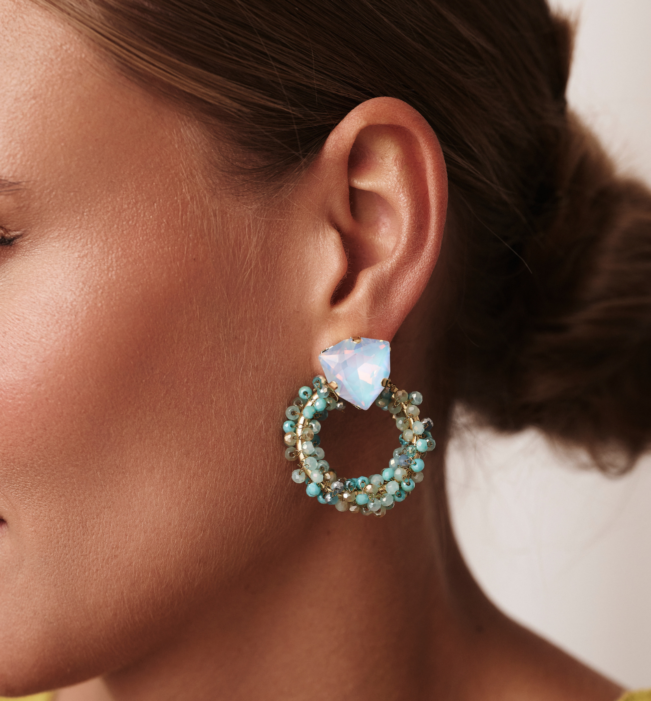 Kolczyki okrągłe z błękitnymi i mlecznymi kryształami KGA0047 - By Dziubeka