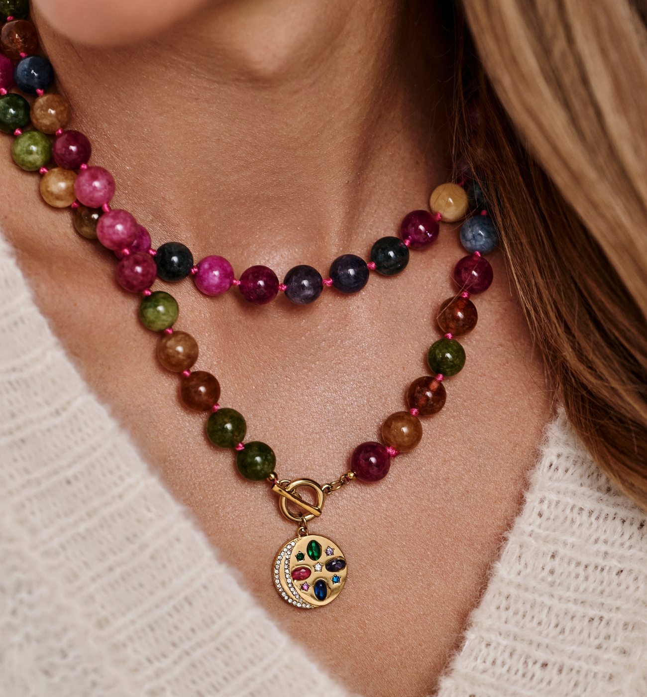Naszyjnik z wielobarwnych kamieni z medalionem - By Dziubeka