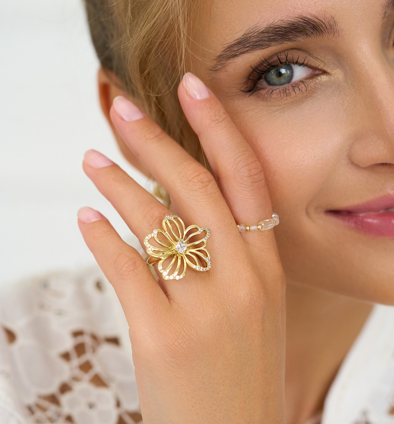 Pierścionek złoty z kwiatkiem Sunlit Blossom - By Dziubeka