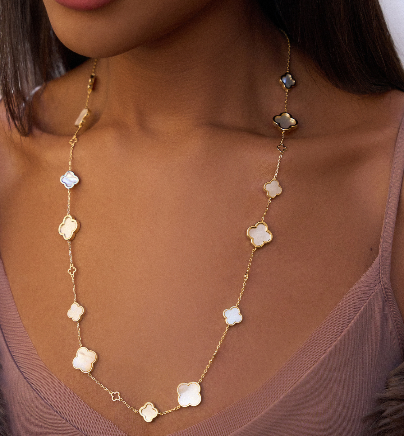 Naszyjnik z białymi koniczynkami długi - By Dziubeka