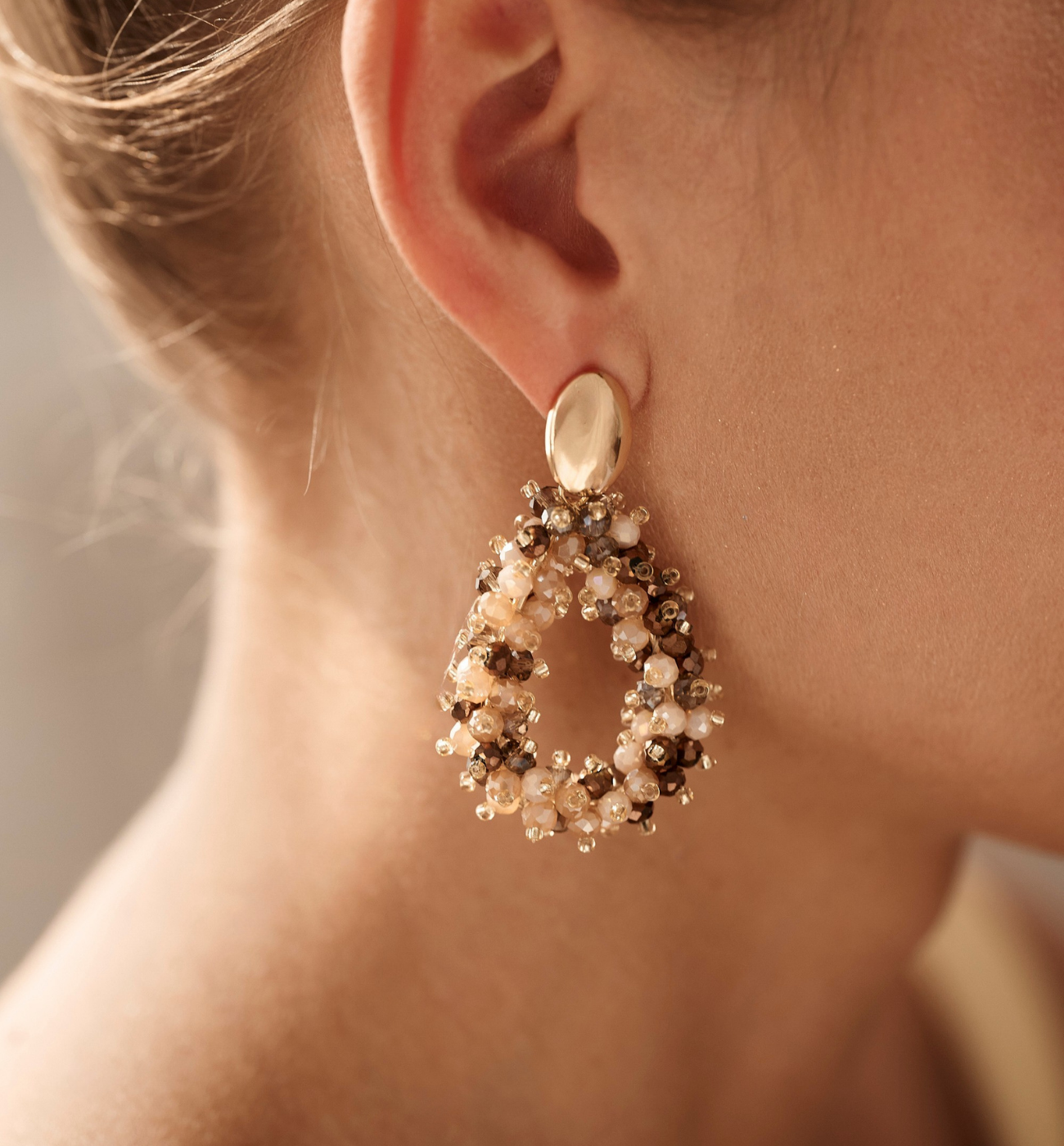 Kolczyki z beżowymi i brązowymi kryształkami KWE0264 - By Dziubeka