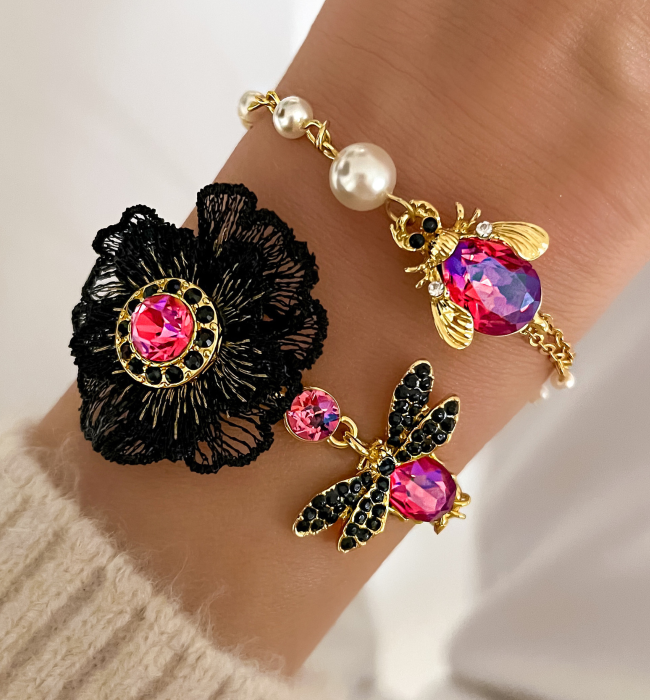 Bransoletka z owadem i kwiatem fuksja Siri - By Dziubeka