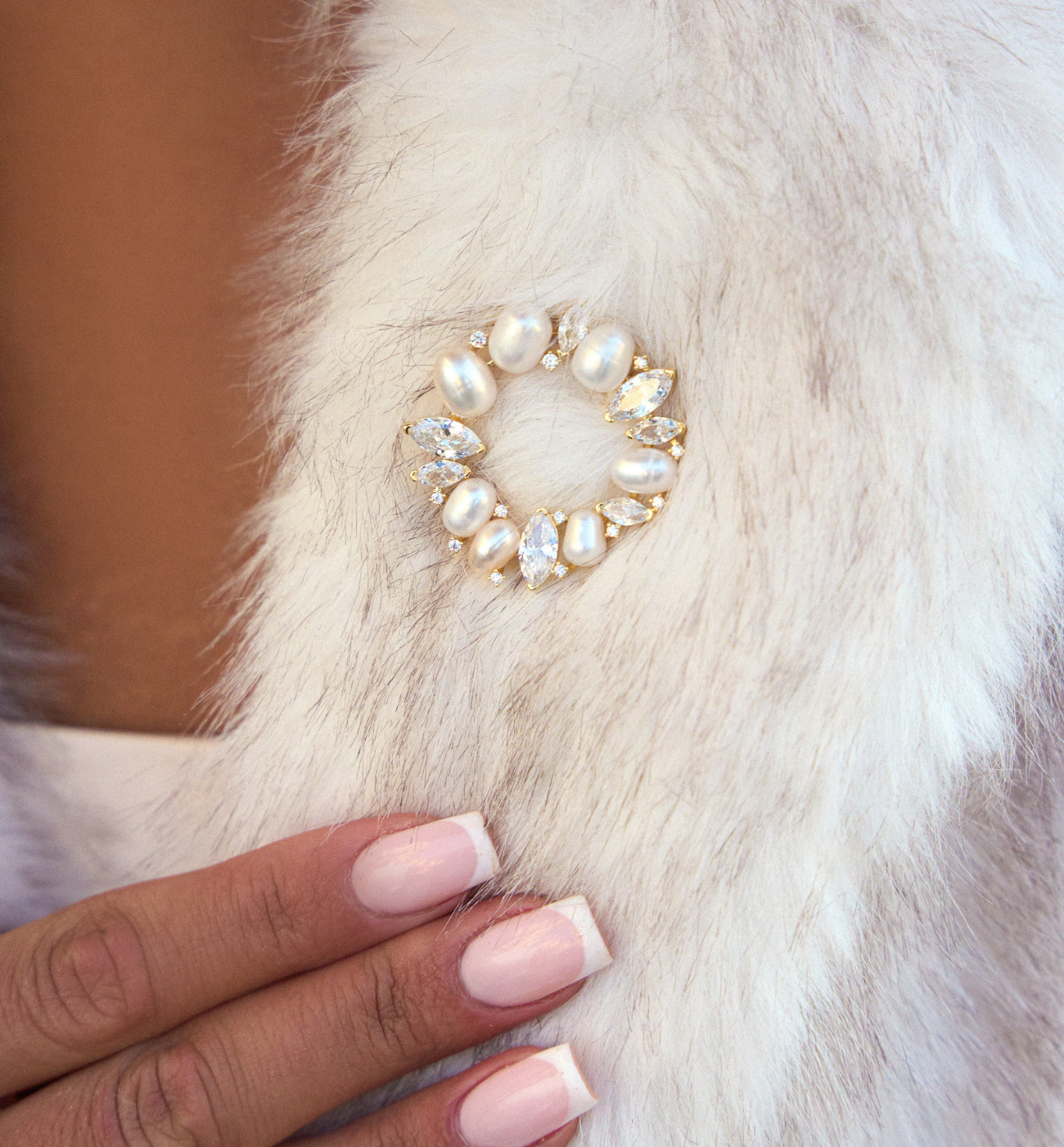 Broszka złota z perłami Snowy Aurora Pearls BRPE0030 - By Dziubeka