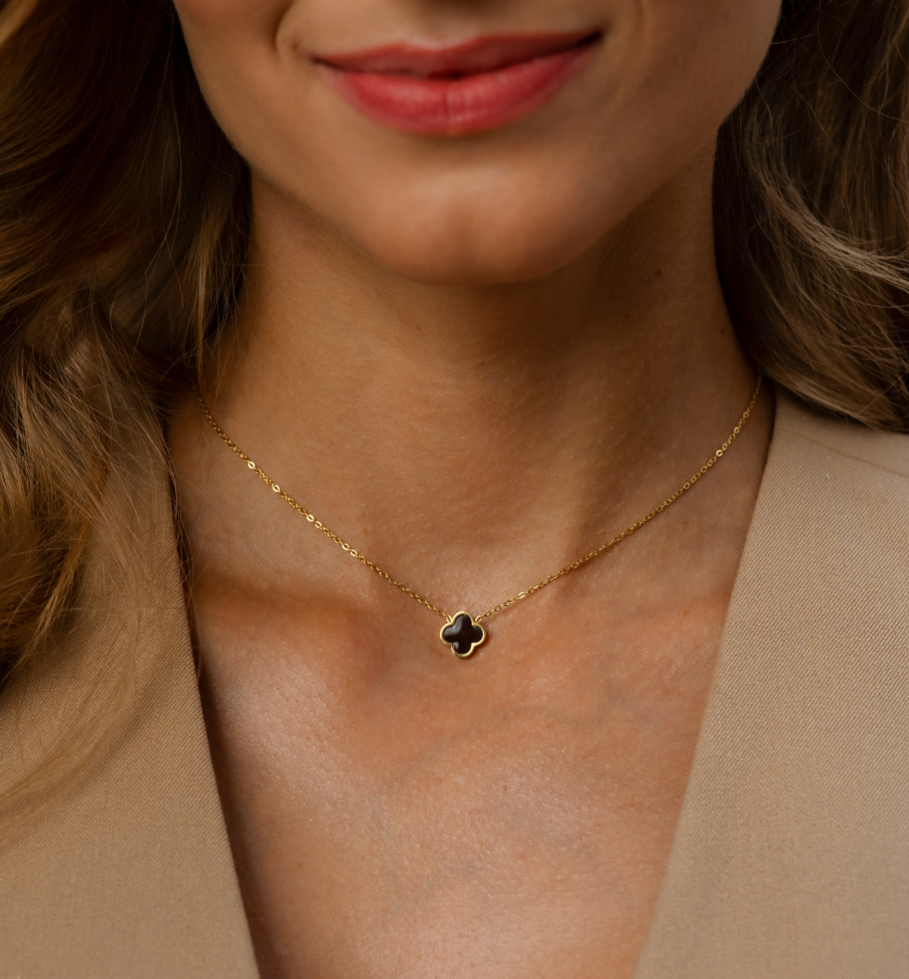 Naszyjnik z koniczynką z czekoladową emalią - By Dziubeka