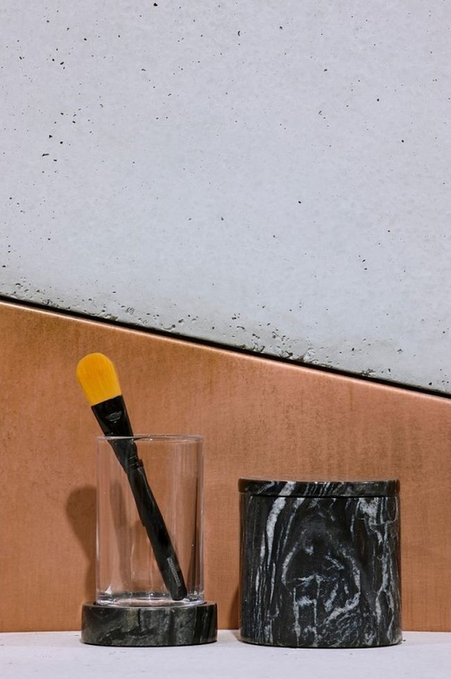 Q-Bath Pure Natural kubek na szczoteczki czarny-przezroczysty AWD02341525