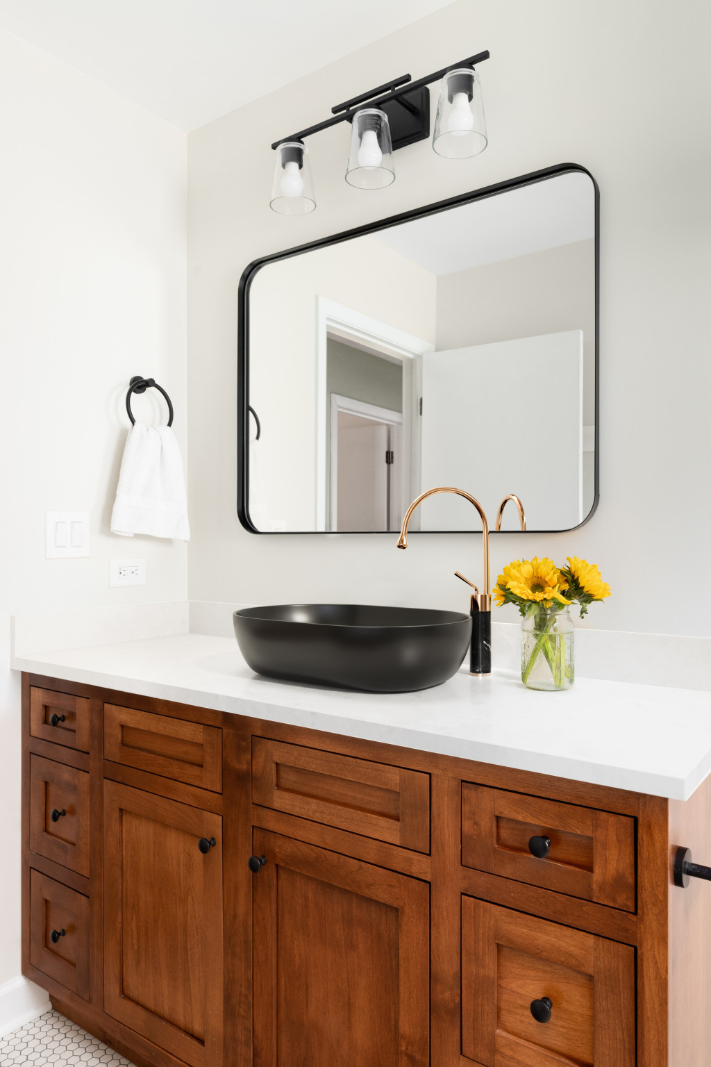 Invena Korfu umywalka 60x42 cm nablatowa owalna czarny półmat CE-34-005