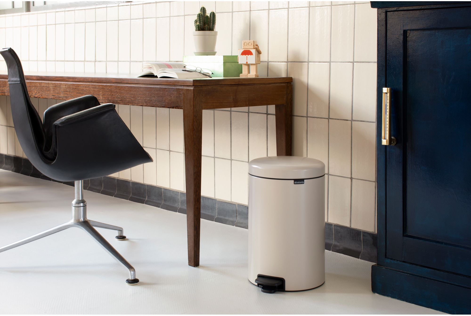 Brabantia NewIcon kosz na śmieci 20 l pedałowy beżowy/czarny 149948