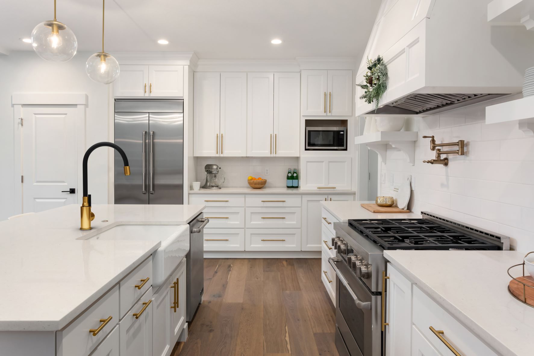 Invena Glamour bateria kuchenna stojąca z elastyczną wylewką złoty/czarny mat BZ-02-L17